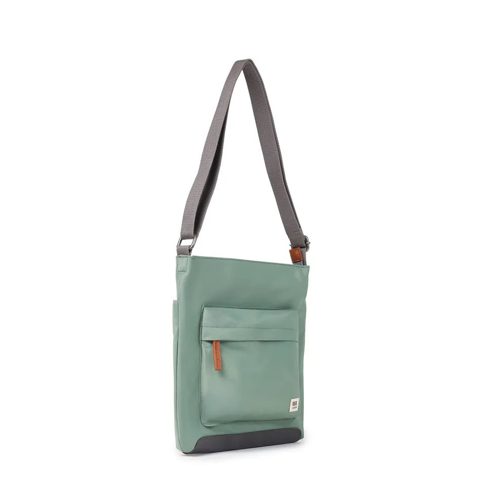 Roka London Kennington Medium skulderveske frost væravvisende