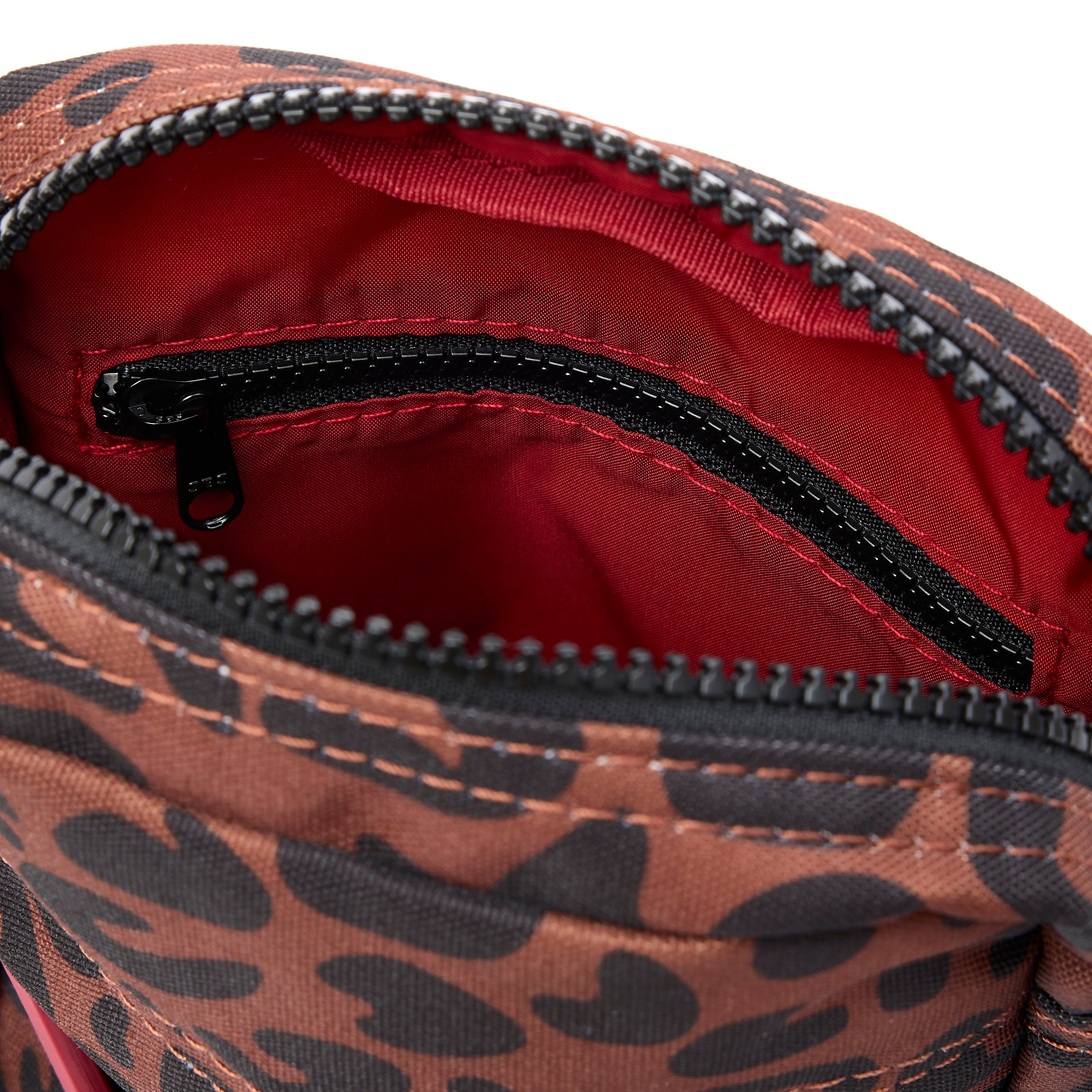 Roka London Bond mobilveske small scarlet leopard resirkulert