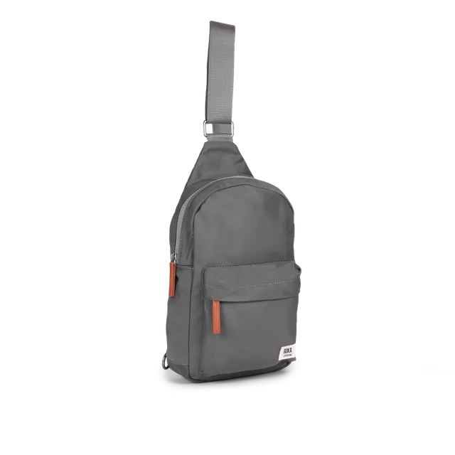 Roka London Willesden Large crossbody Graphite 5 liter resirkulert