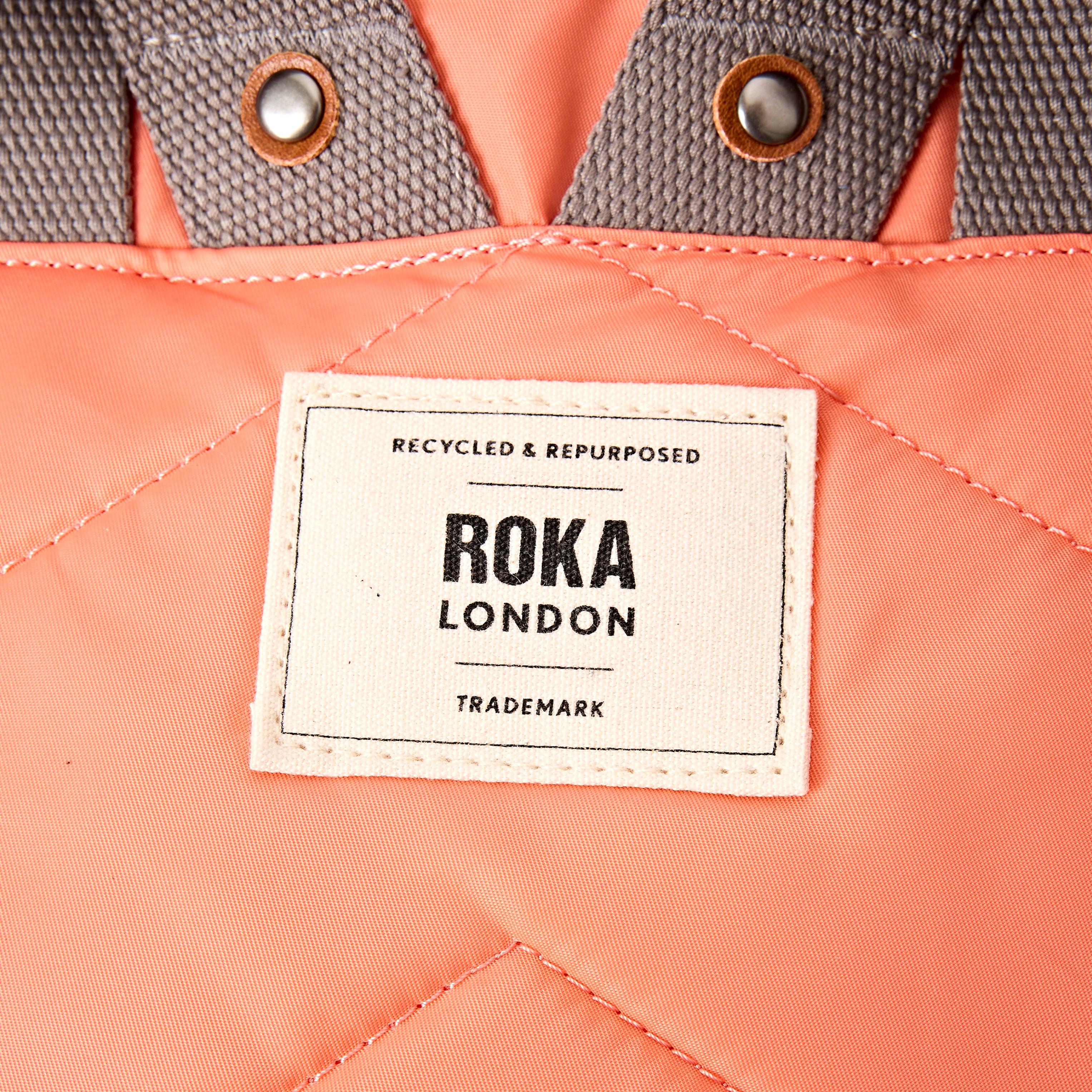 Roka London Canfield Roll Top ryggsekk sugar coral 16,4L