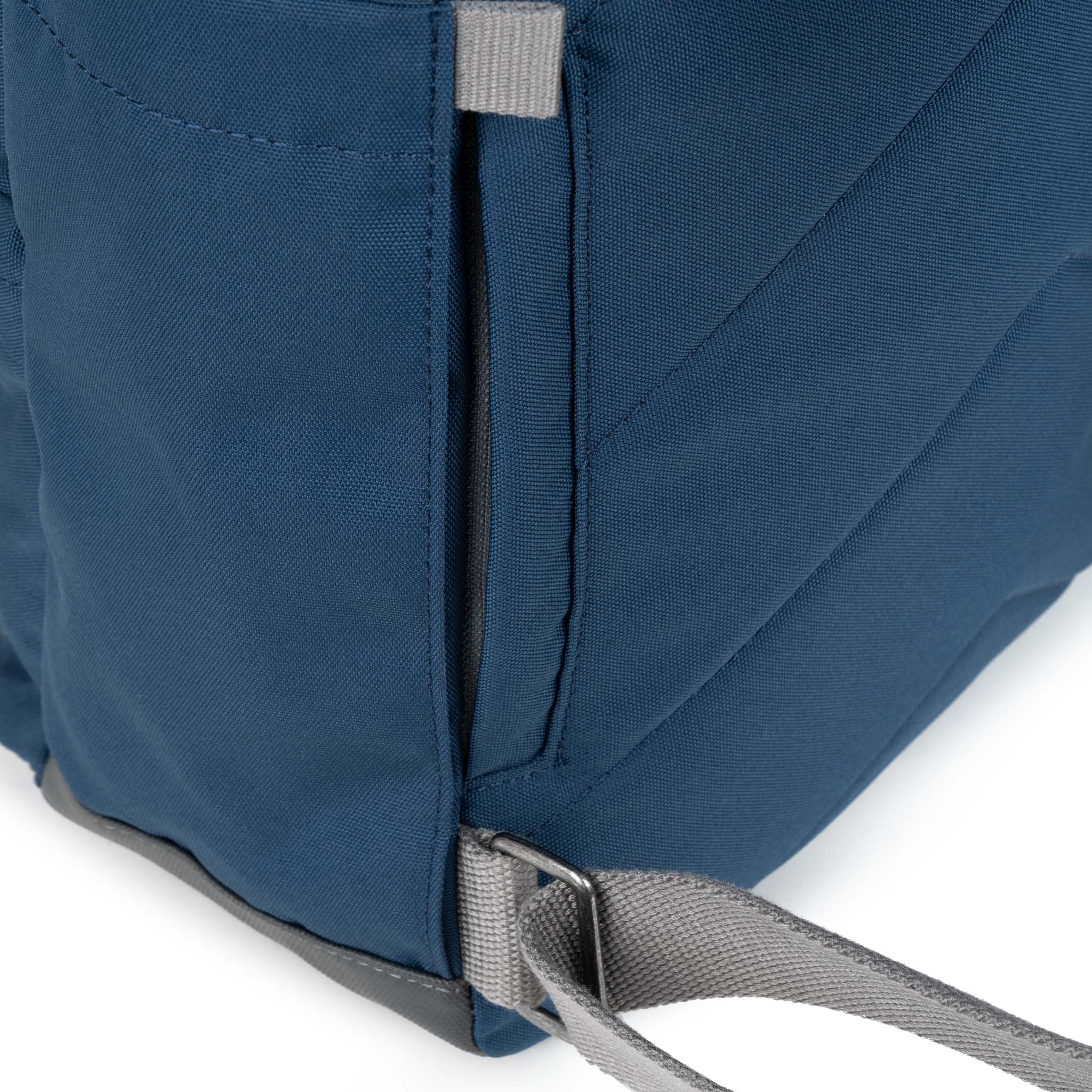 Roka London Waterhouse Multipocket ryggsekk Deep Blue Medium 15 liter
