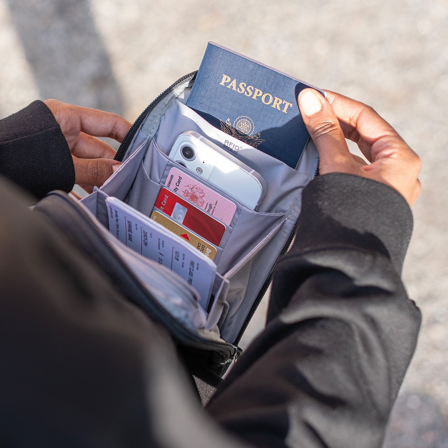 Pacsafe RFIDsafe crossbody RFID-sikker