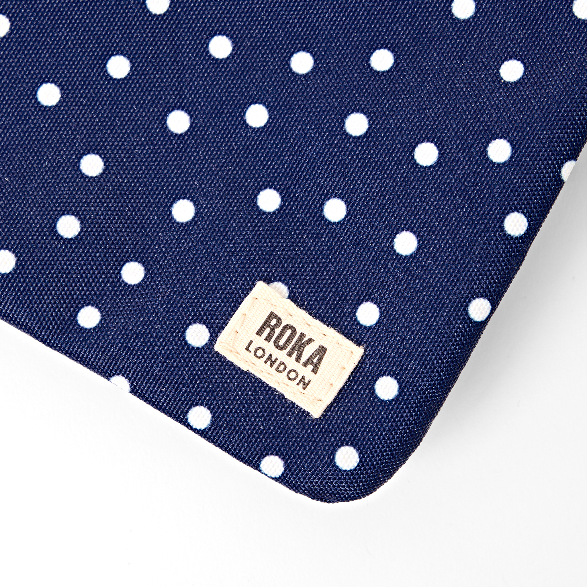 Roka London Carnaby XL crossbodyveske Navy Polka Dot vanntett