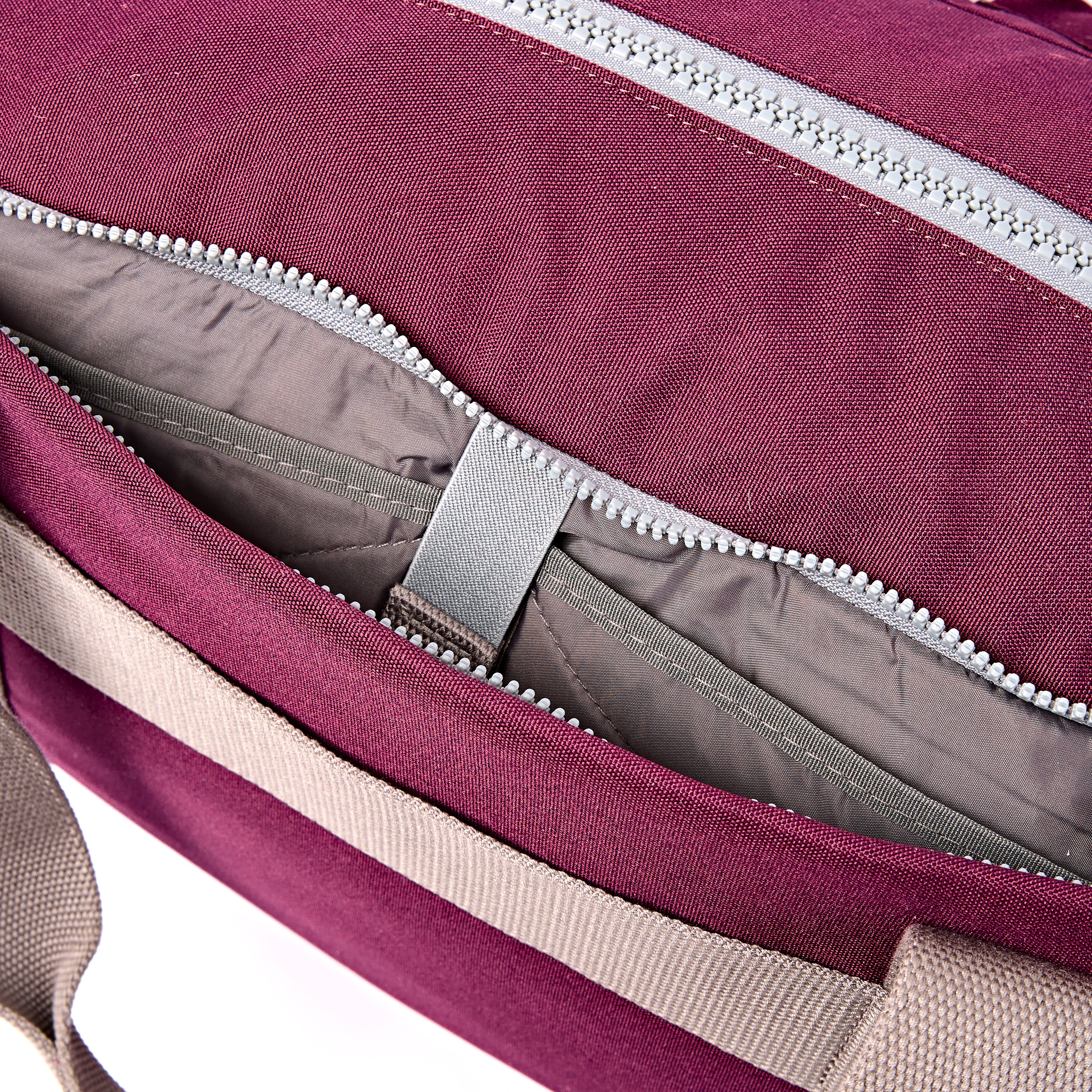 Roka London Gatwick Small duffelbag cherry håndbagasje