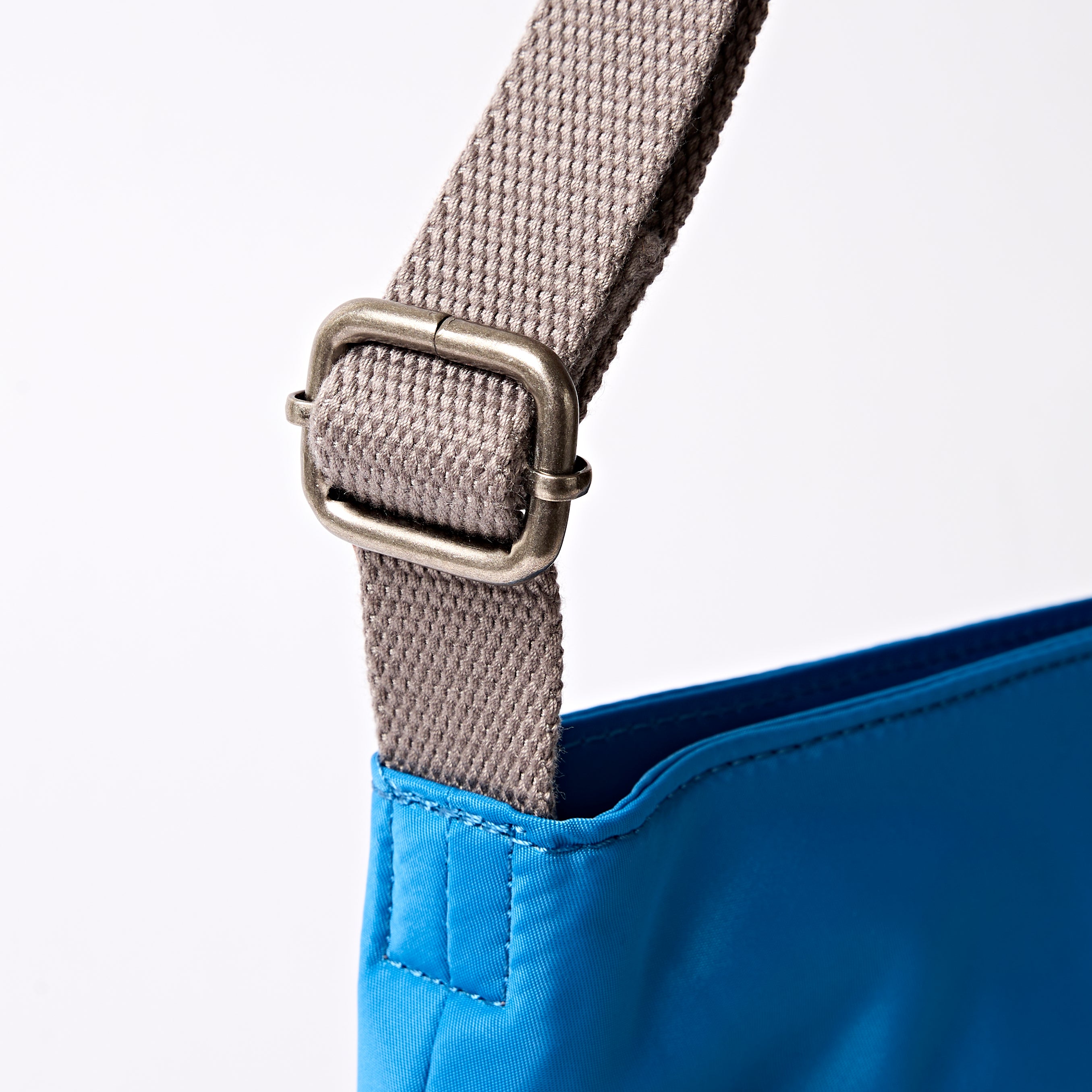 Roka London Kennington crossbody malibu blue medium 2,7 liter