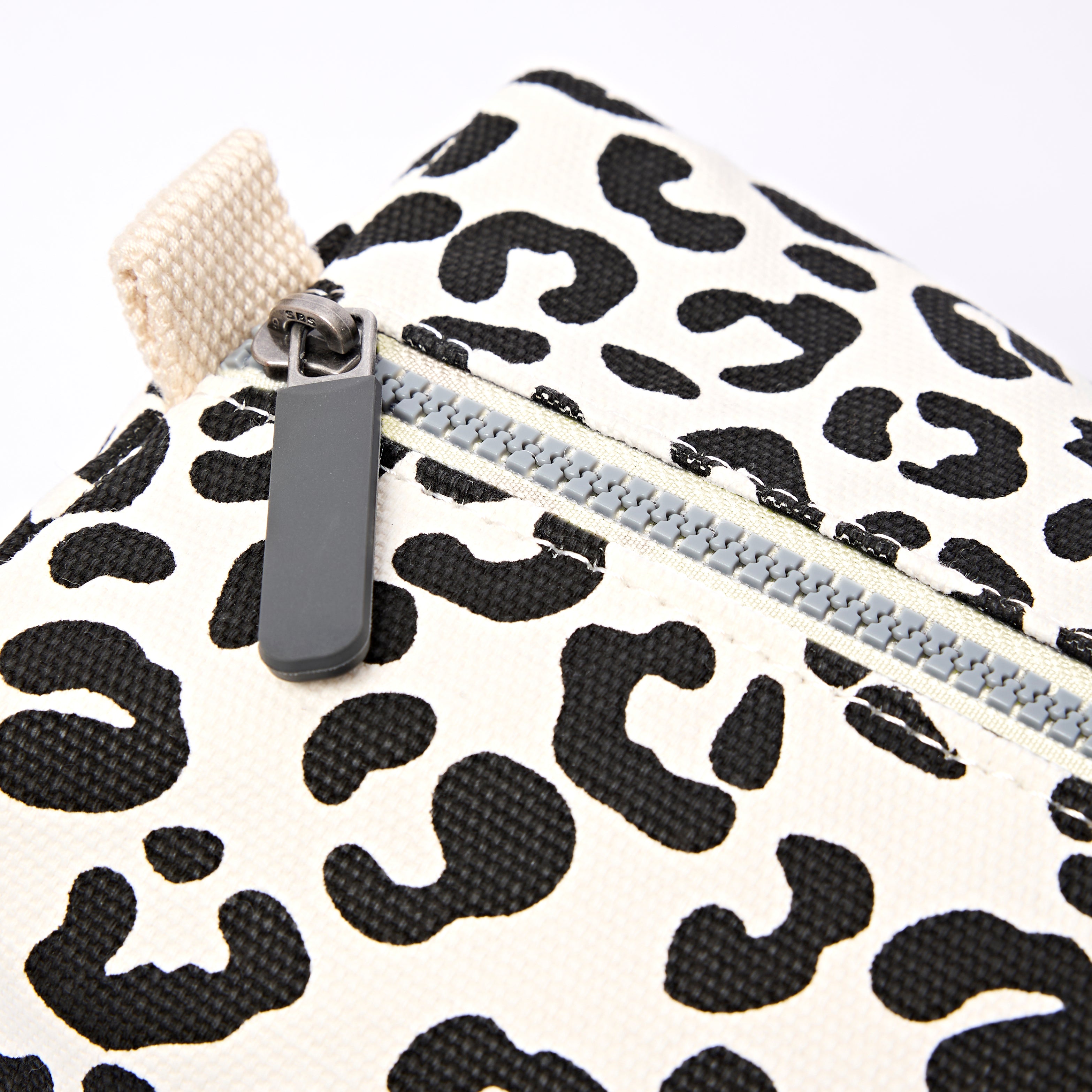 Roka London Maygrove toalettmappe Summer Leopard 4,8 liter