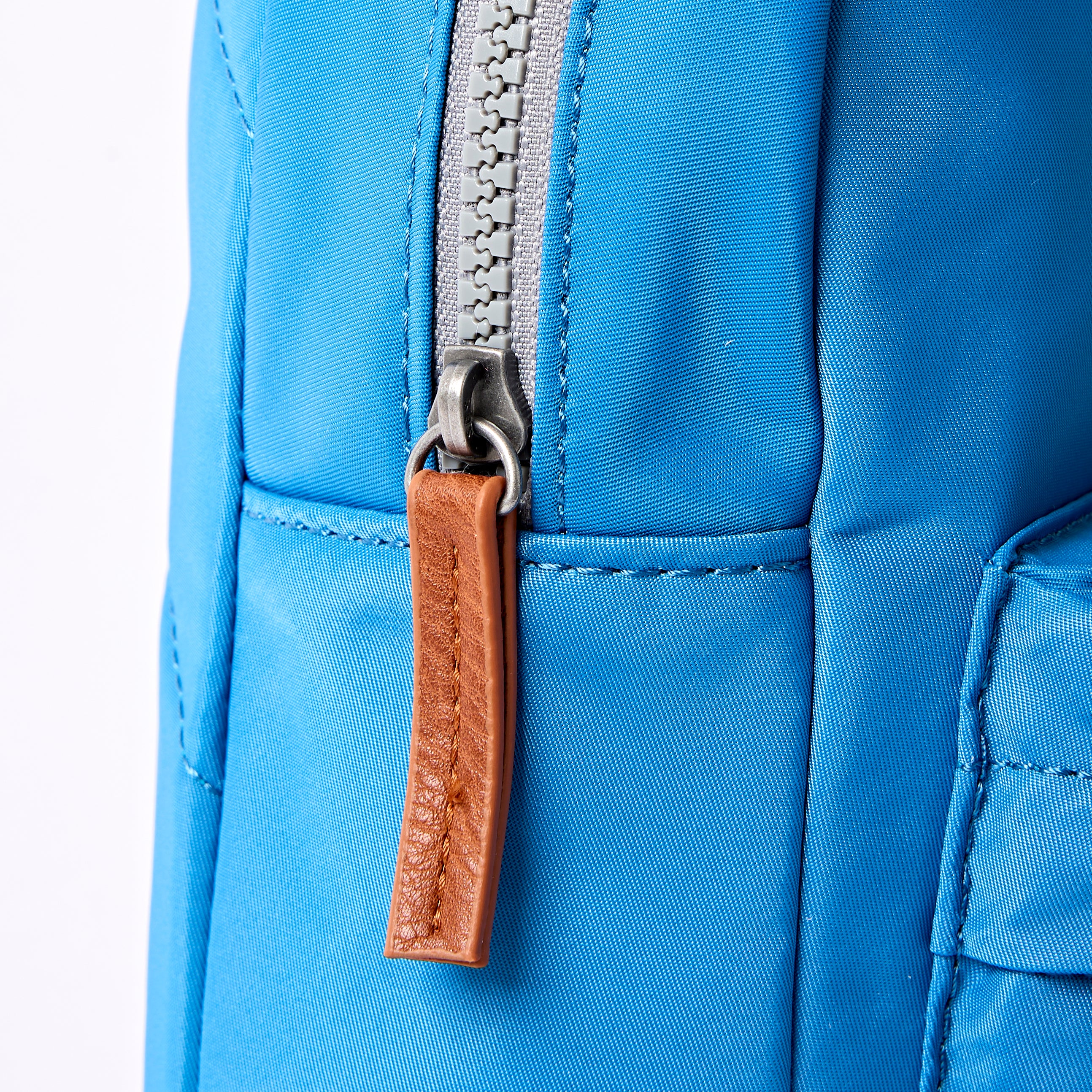 Roka London Willesden Large skulderveske Malibu Blue 5 L
