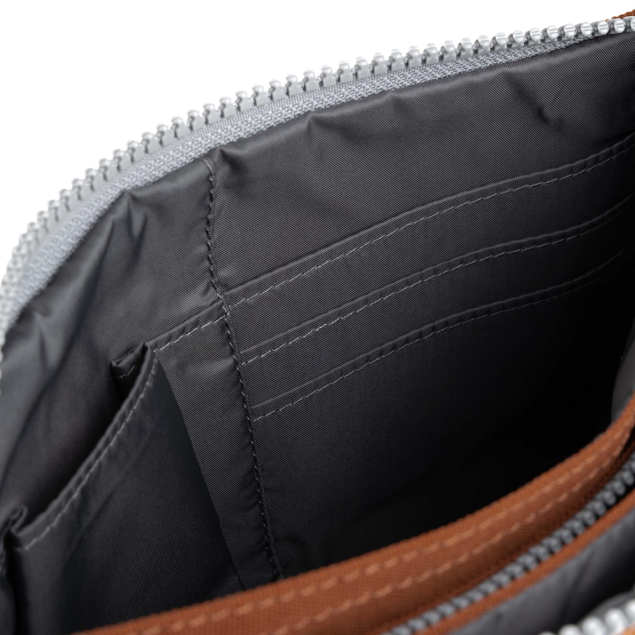Roka London Carnaby XL crossbody veske 0,5 liter bran