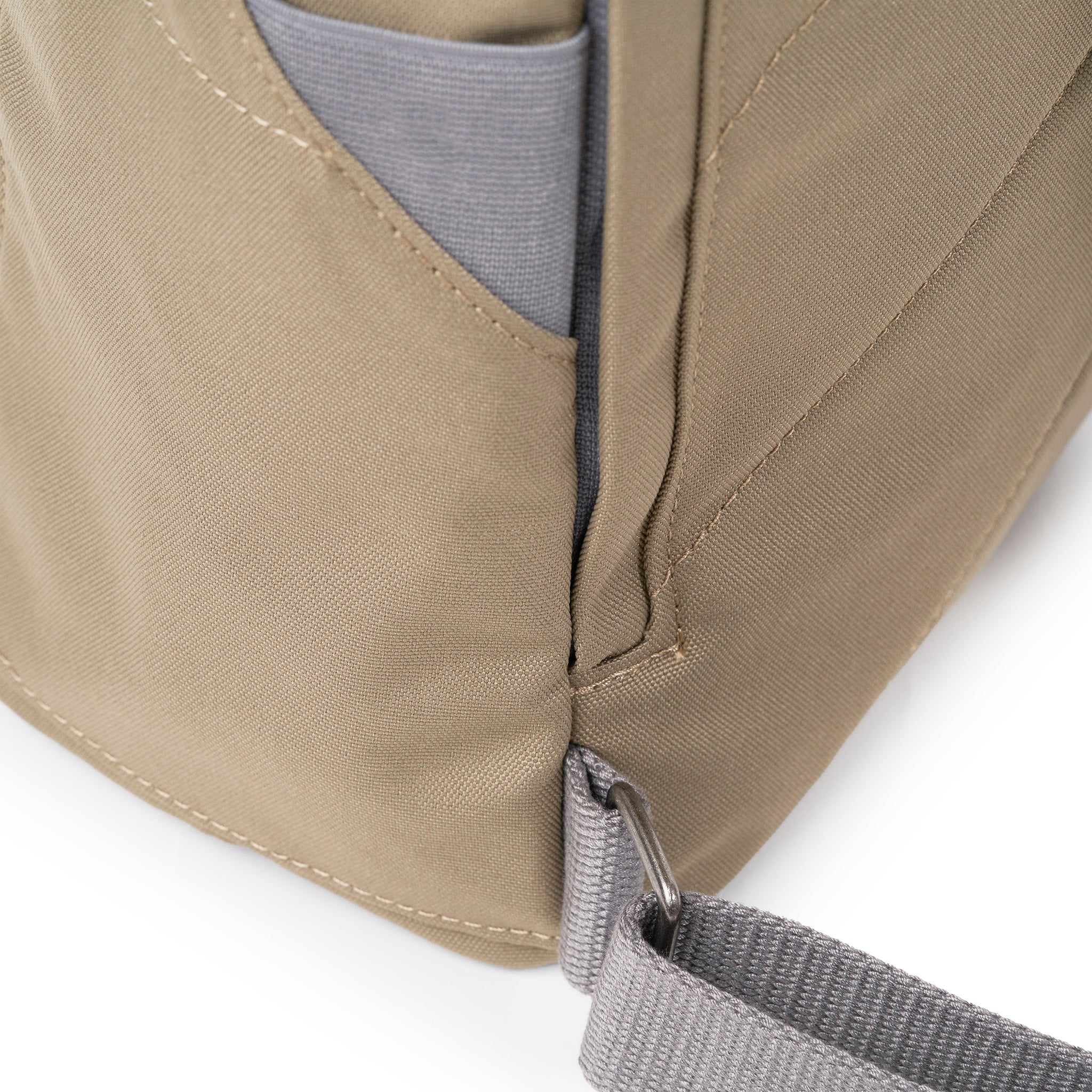Roka London Finchley ryggsekk Small Taupe minimalistisk