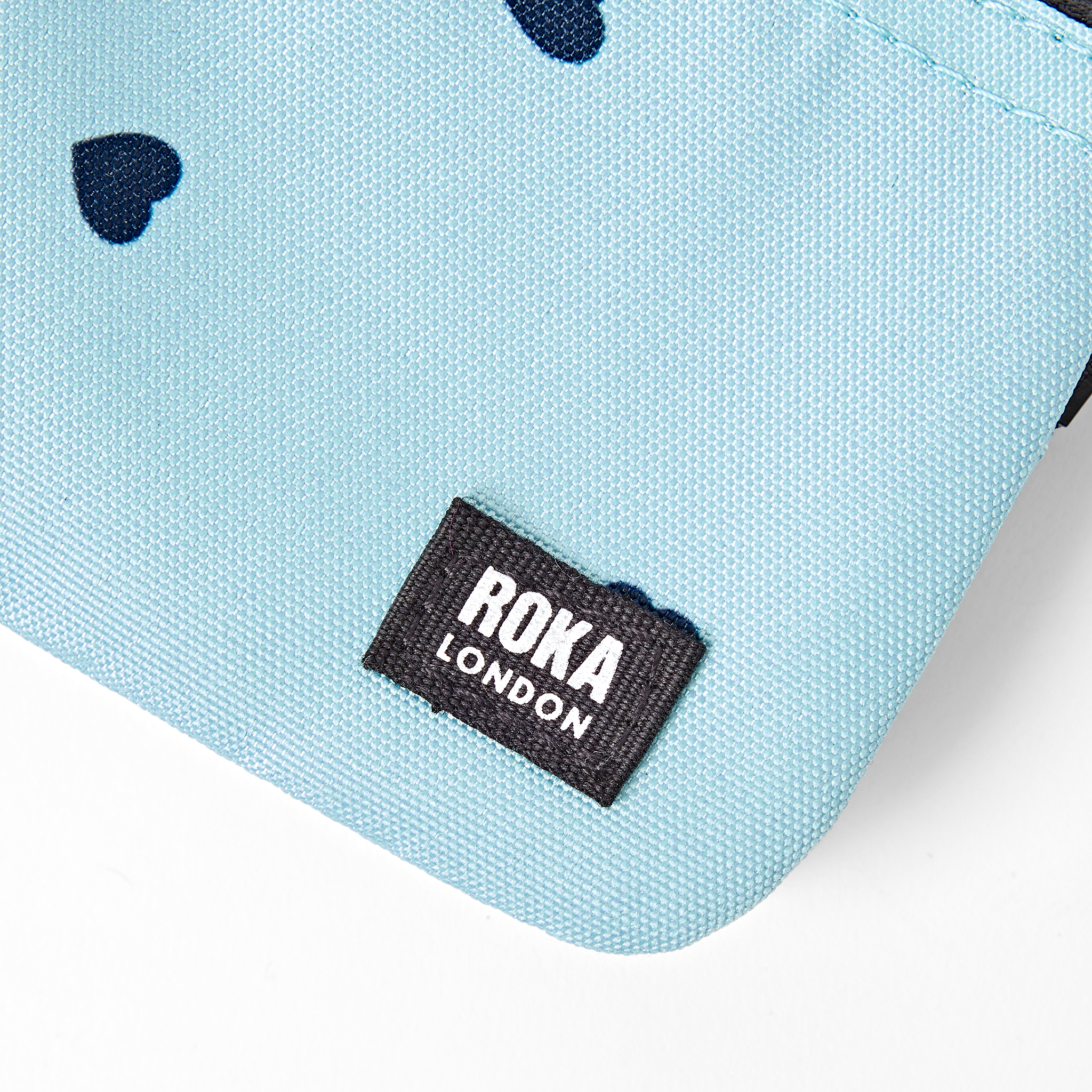 Roka London Carnaby lommebok Small Heart Print vanntett