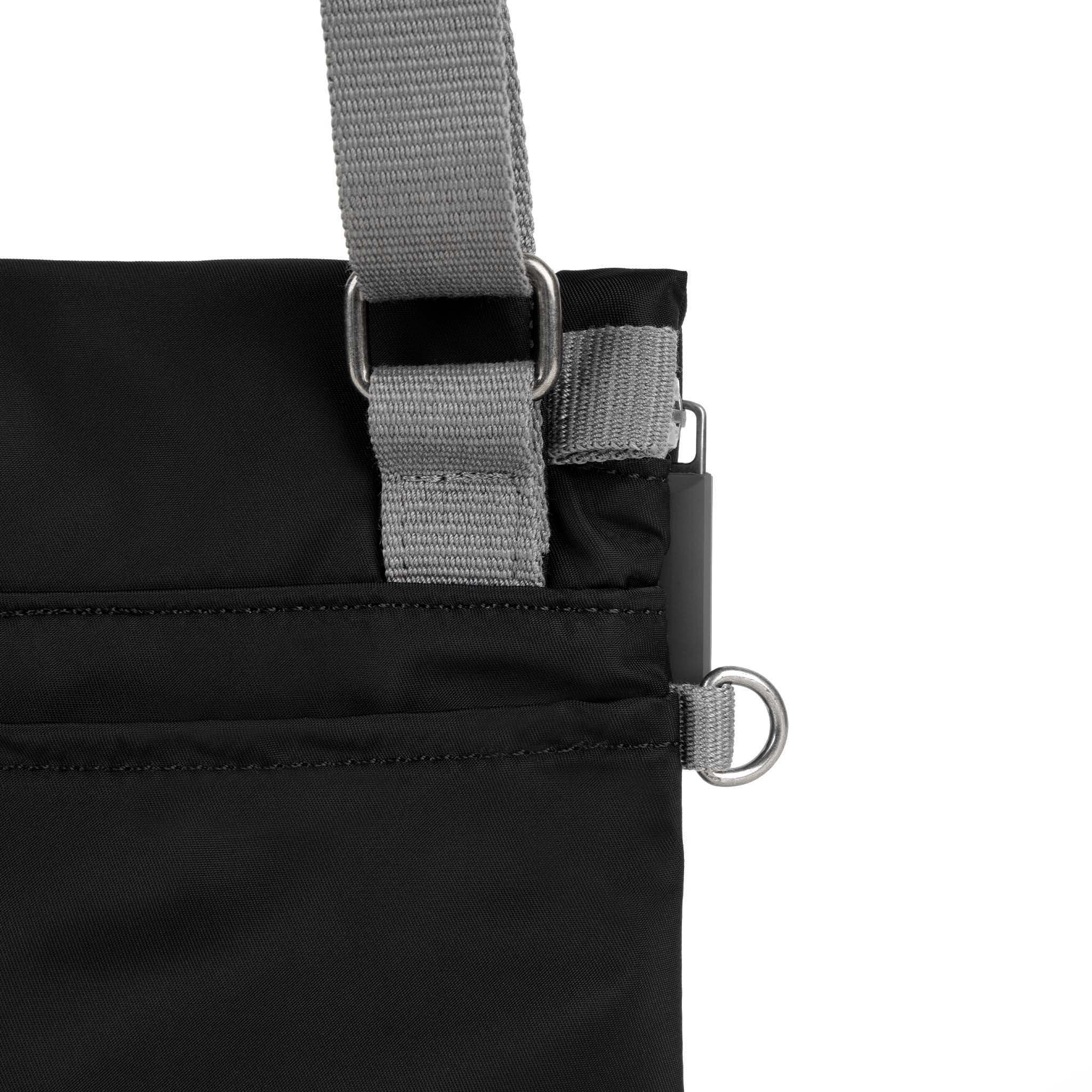 Roka London Stratford crossbody black small 0,5 liter