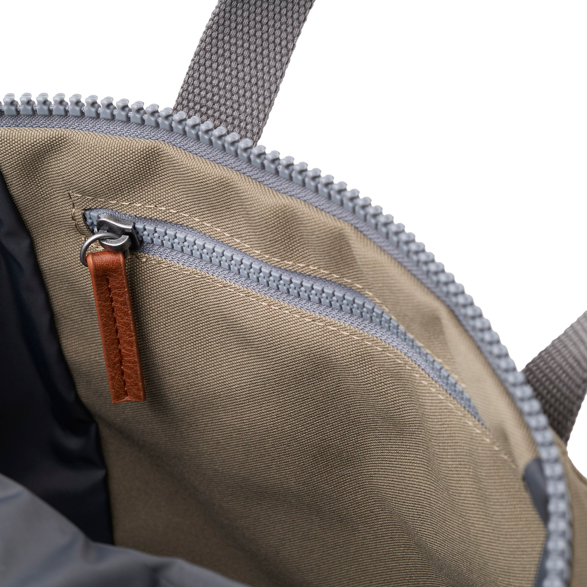 Roka London Finchley ryggsekk Small Taupe minimalistisk