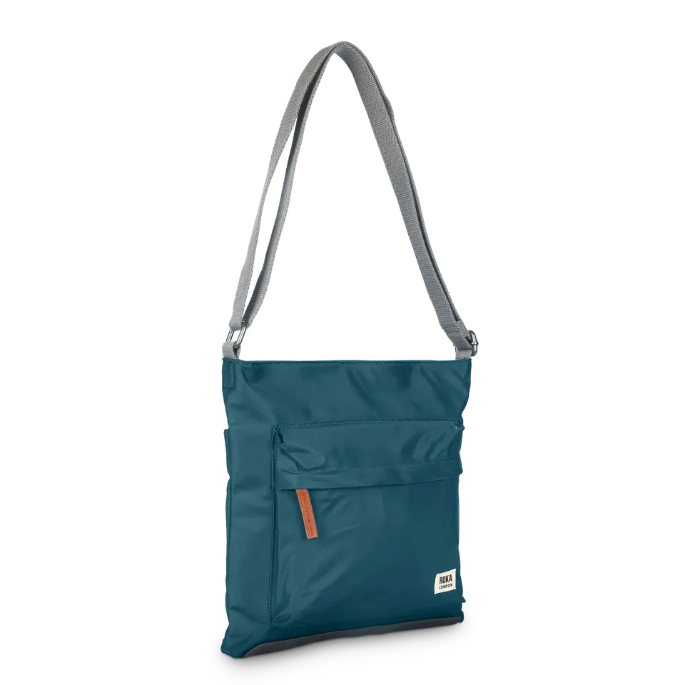 Roka London Kennington skulderveske Medium Teal 2,7 liter