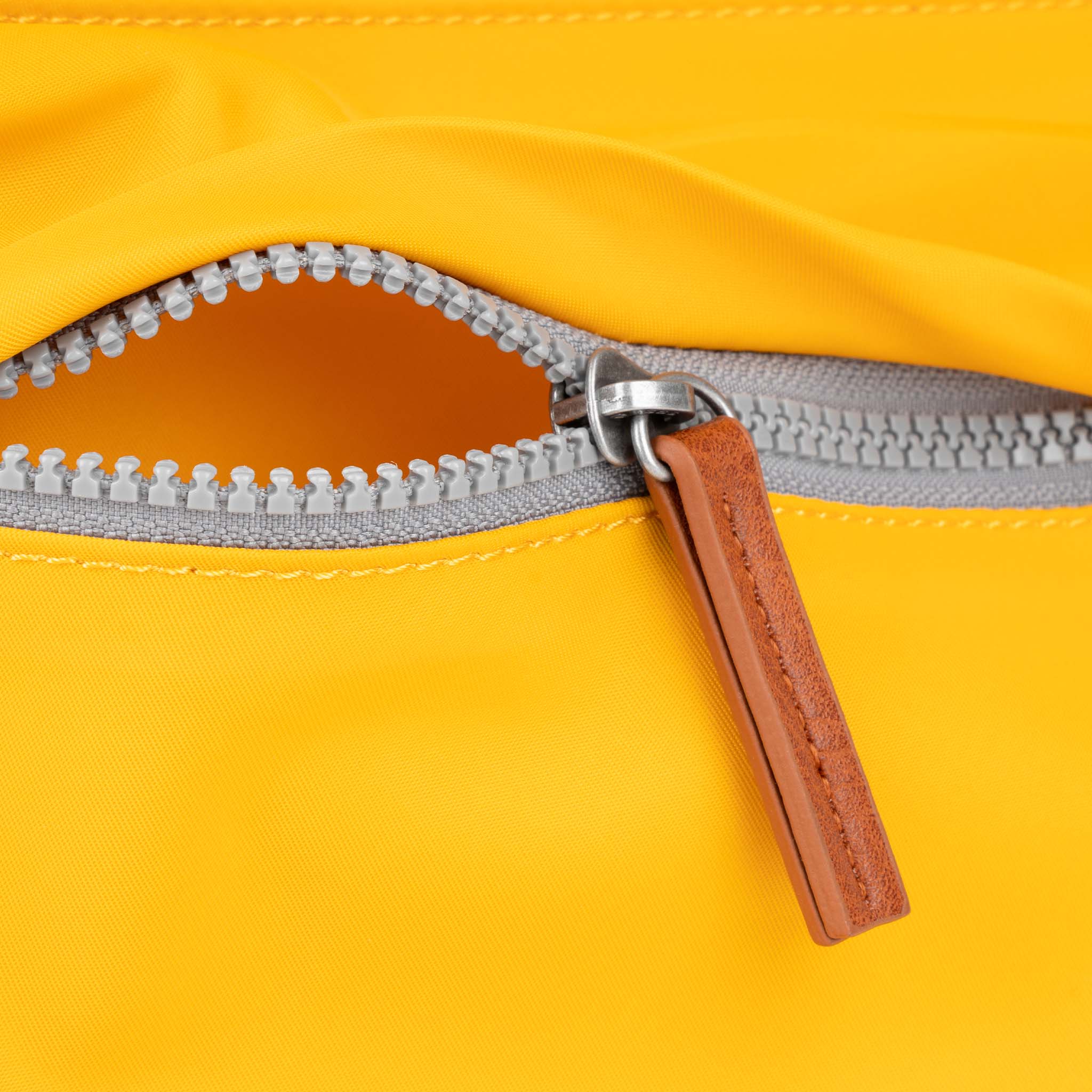 Roka London Kennington crossbody veske saffron medium 2,7 liter