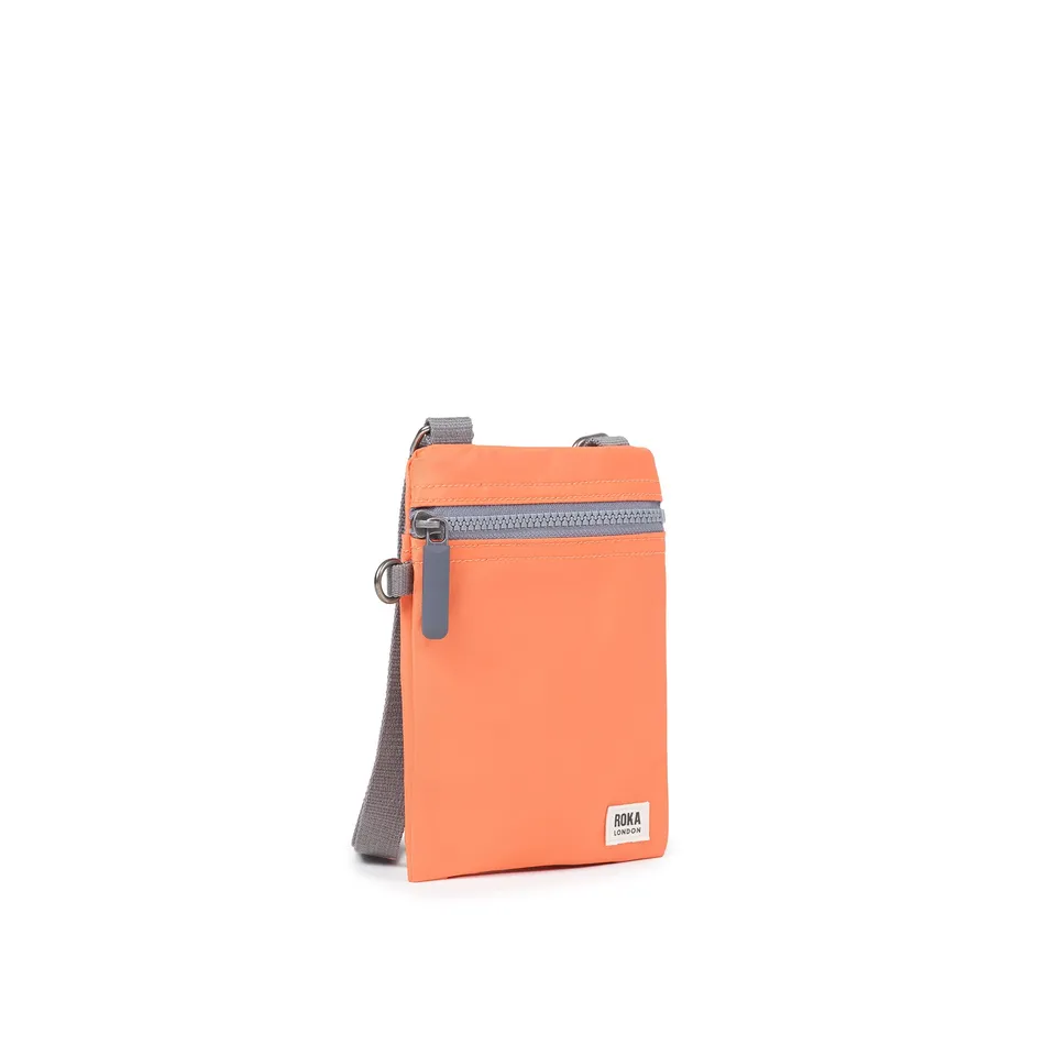 Roka London Chelsea Pocket Sling skulderveske XS 0,3L Firecracker