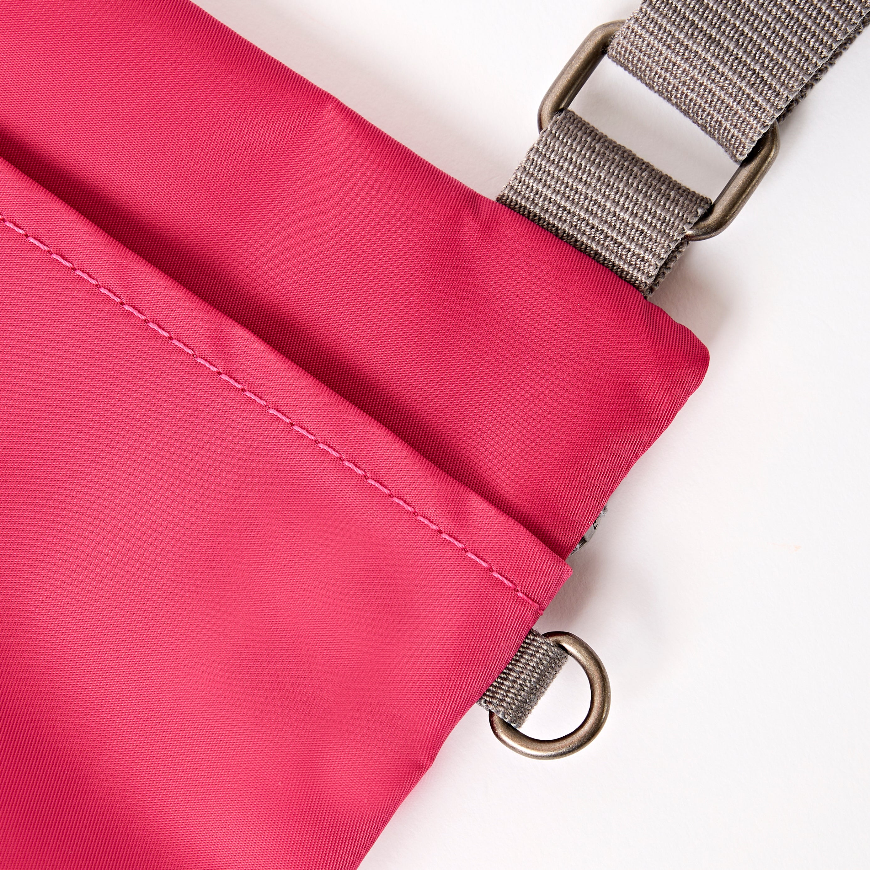 Roka London Chelsea B skulderveske Granita Red Medium flat