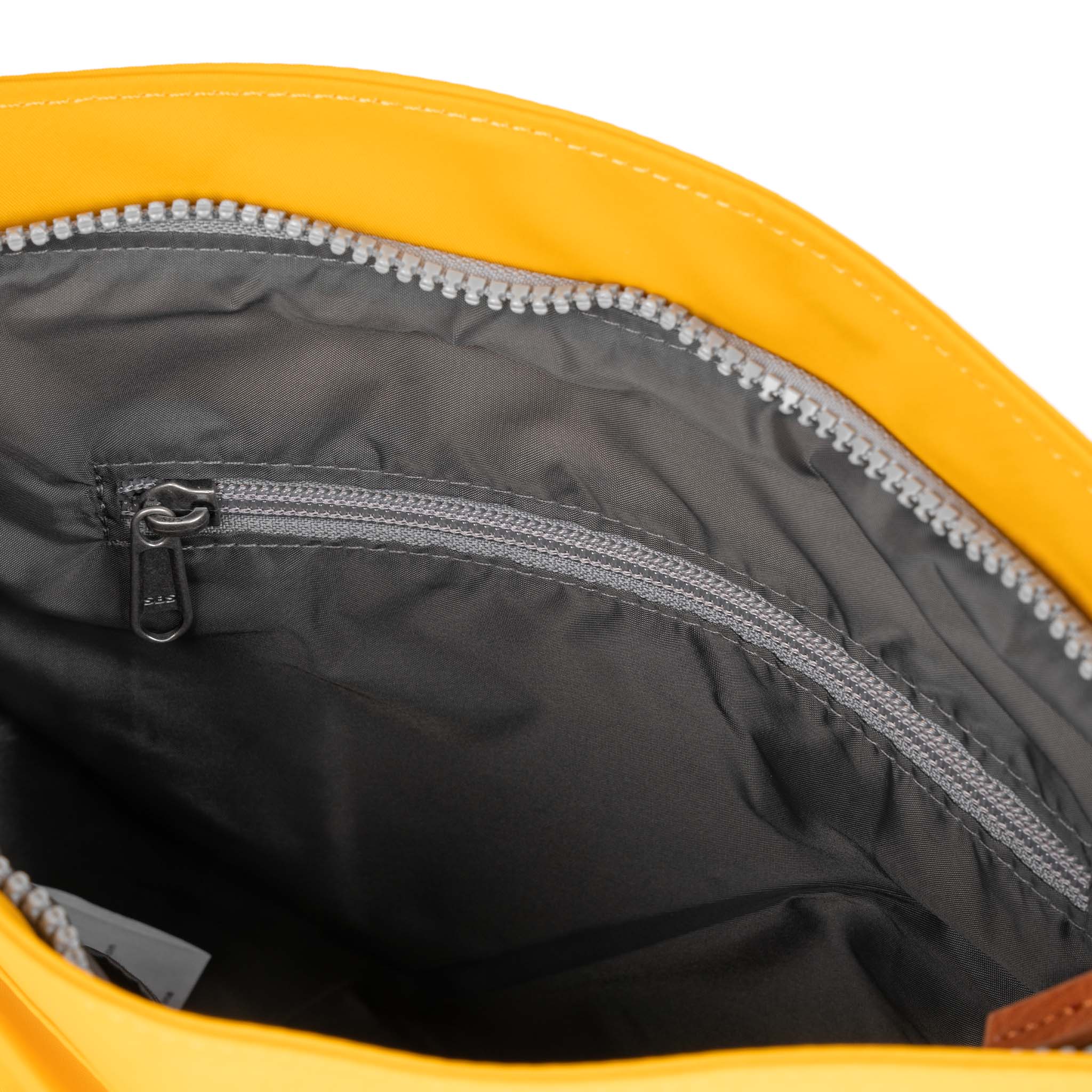 Roka London Kennington crossbody veske saffron medium 2,7 liter