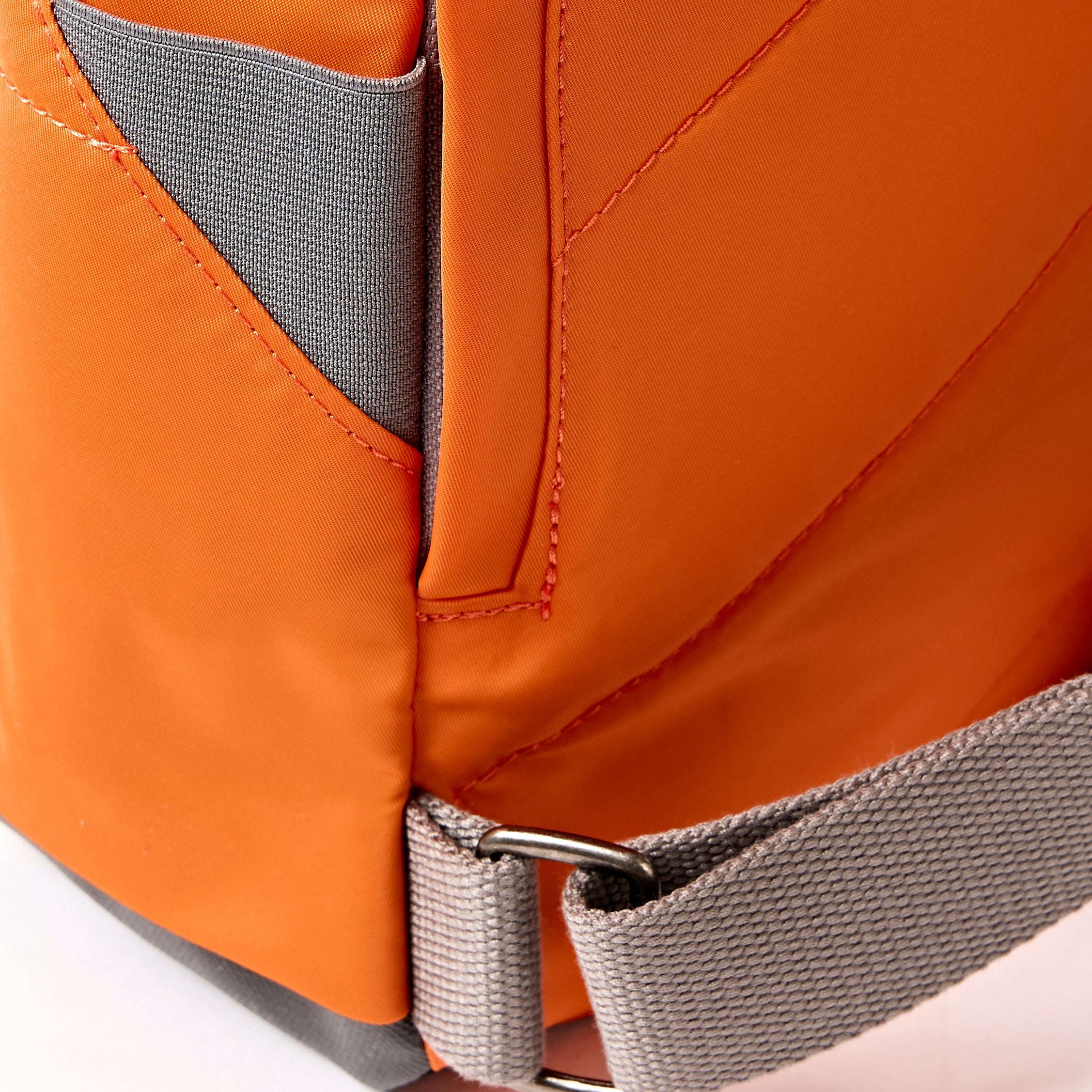 Roka London Canfield sekk jaffa orange medium roll-top 16,4 l
