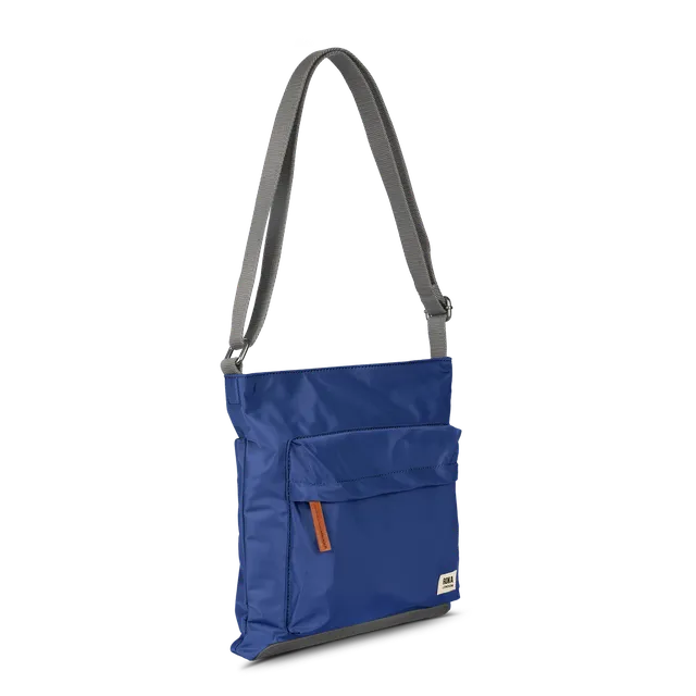 Roka London Kennington skulderveske Burnt Blue Medium resirkulert