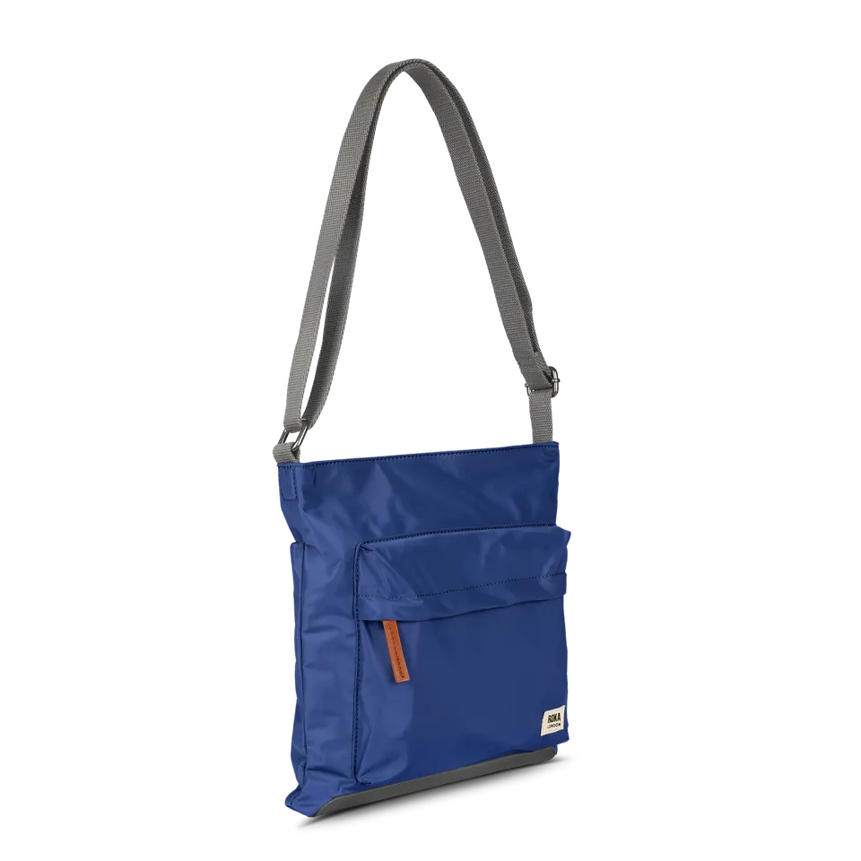 Roka London Kennington skulderveske Burnt Blue Medium resirkulert