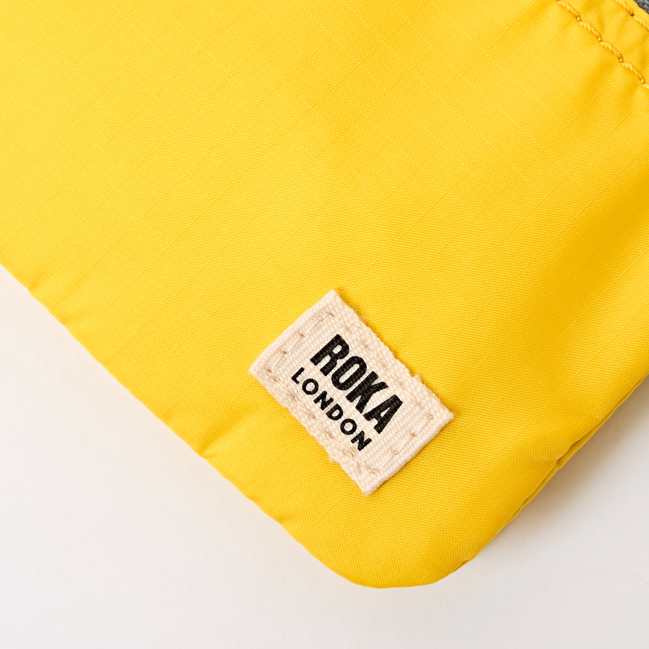 Roka London Carnaby lommebok Passion Fruit Small vanntett