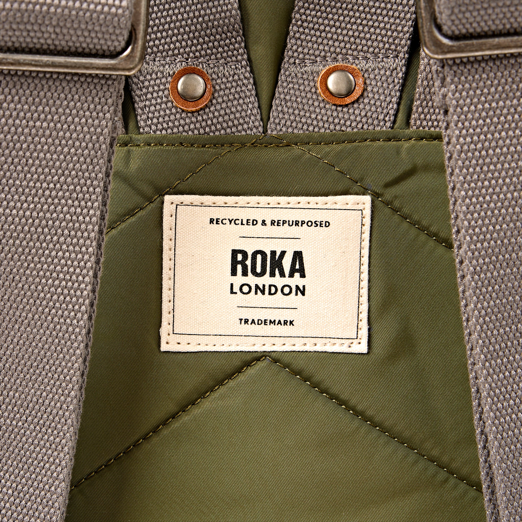Roka London Canfield Roll Top ryggsekk Chive 16,4 liter