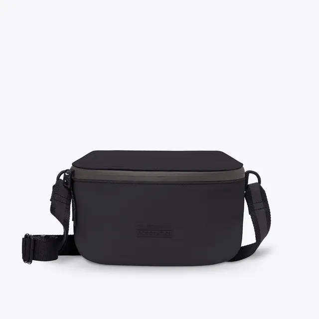 Ucon Acrobatics Jona crossbody svart ribbet værtålende