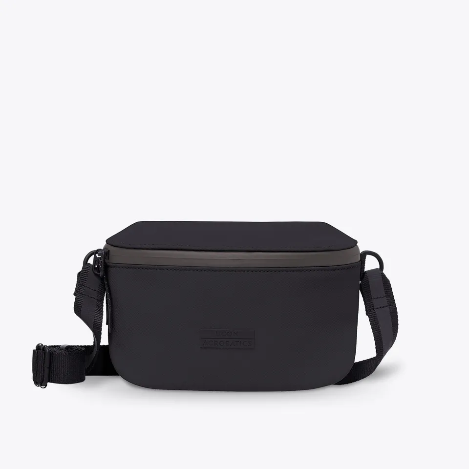 Ucon Acrobatics Jona crossbody svart ribbet værtålende