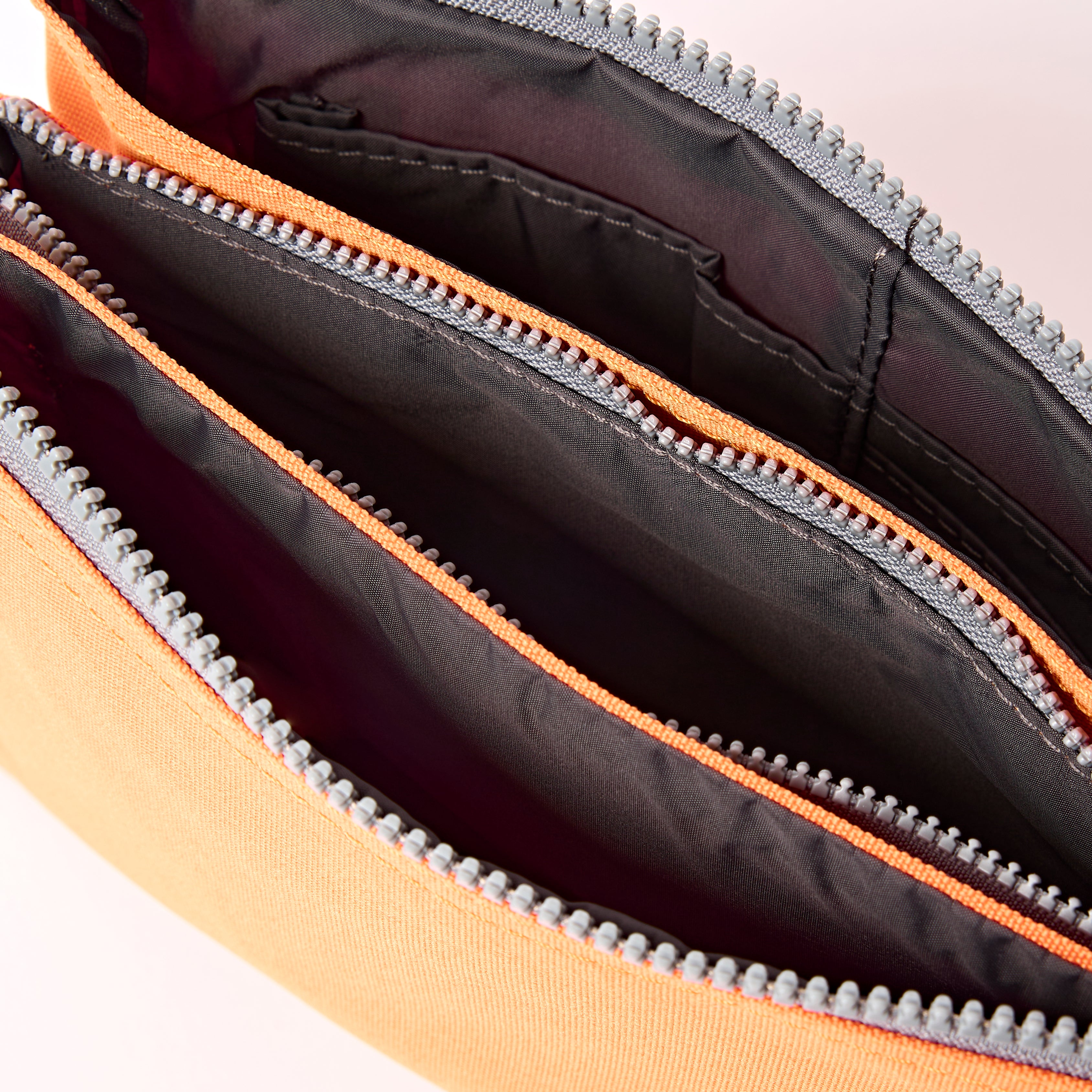 Roka London Carnaby crossbody XL oransje 0,5 liter