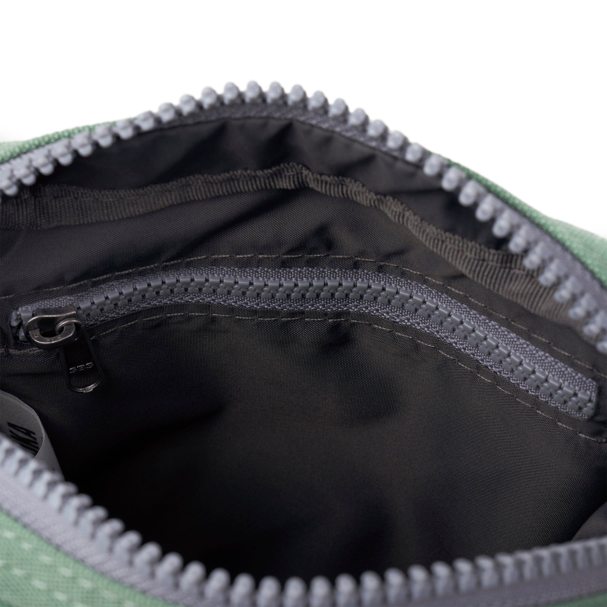 Roka London Bond Pocket crossbody Frost 1,5 liter vanntett