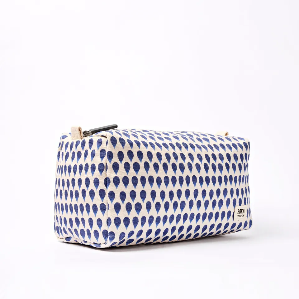 Roka London Maygrove toalettmappe Denim Rain Indigo small 4,8 l