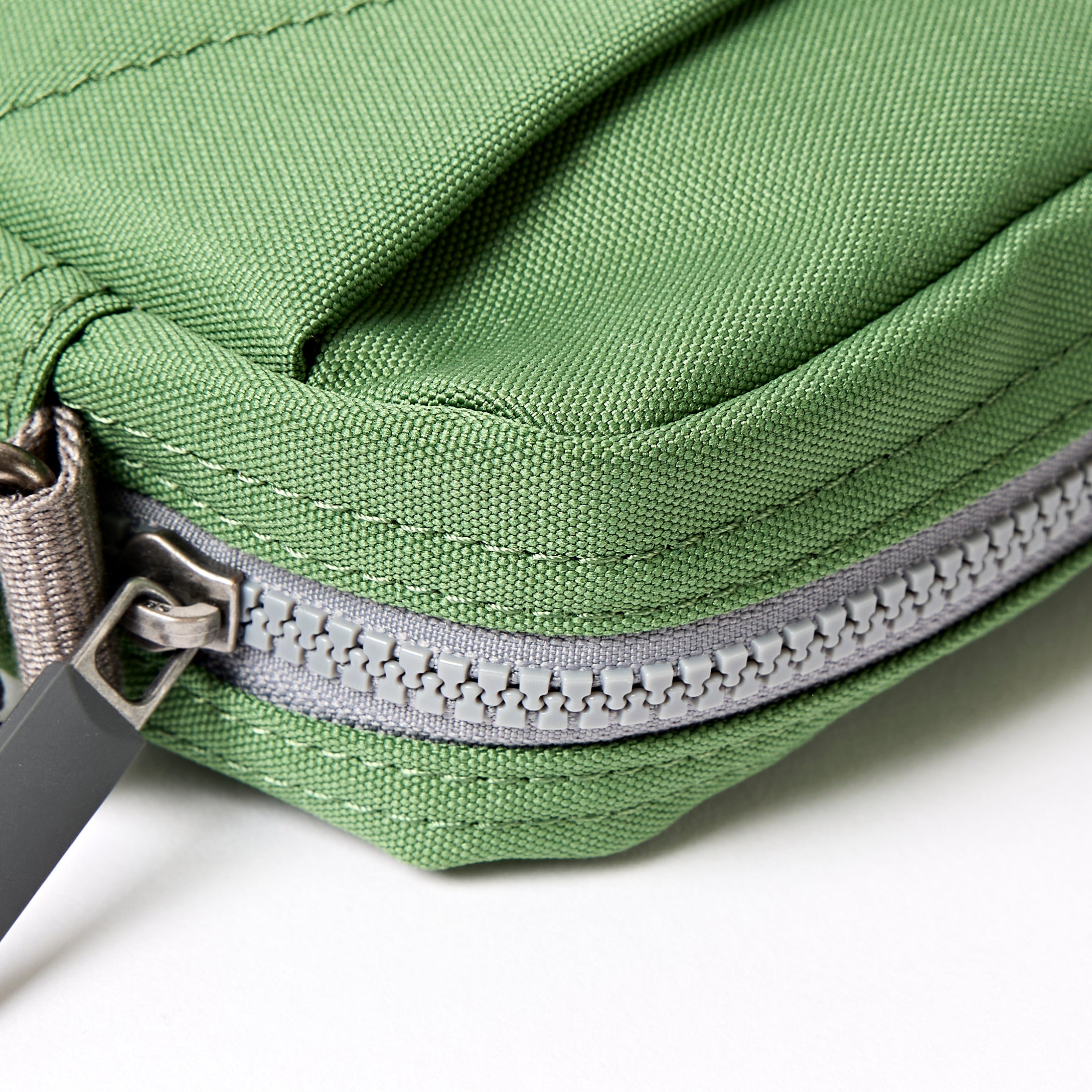 Roka London Bond Pocket Crossbody skulderveske Artichoke Small