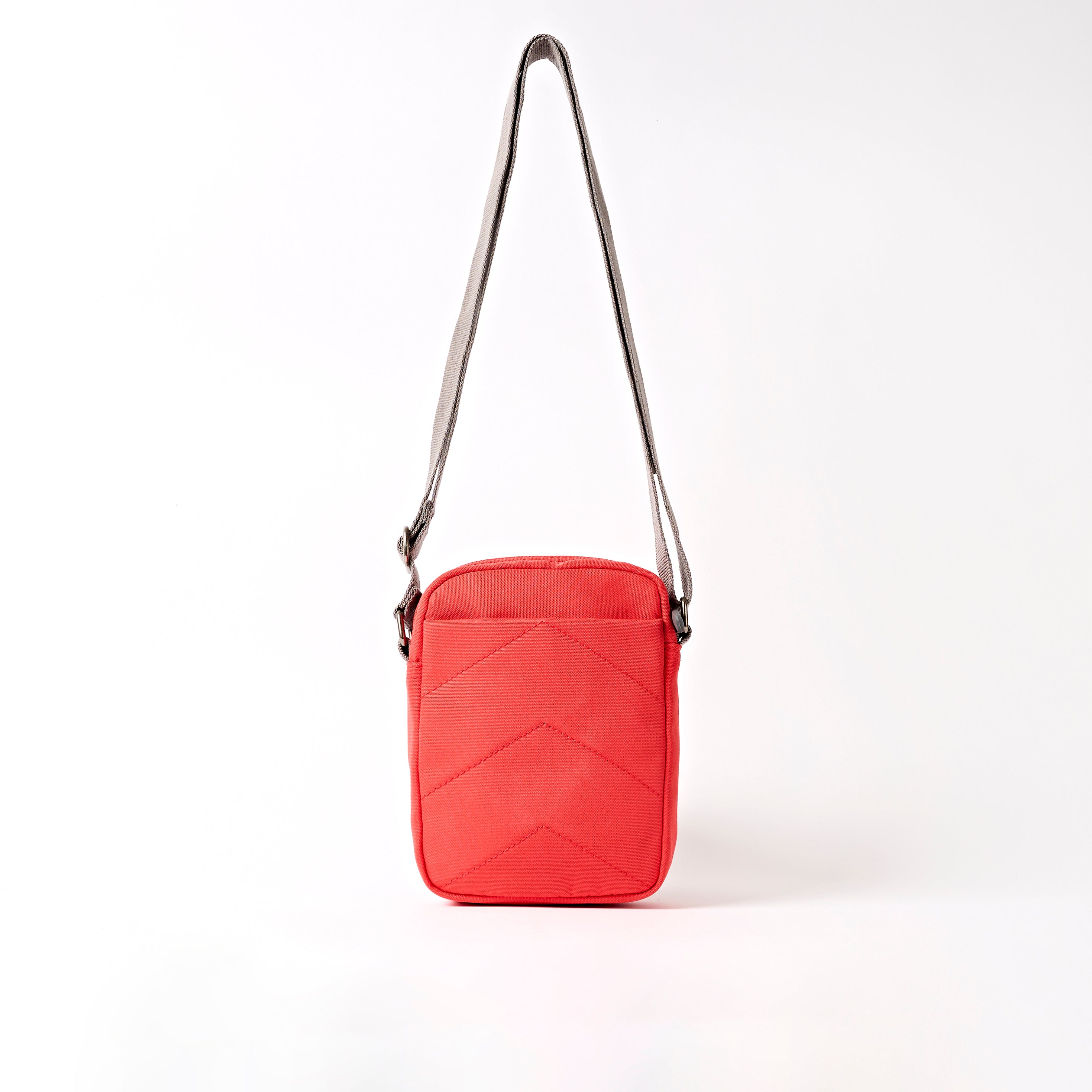 Roka London Bond crossbody scarlet small 1,5 l vanntett