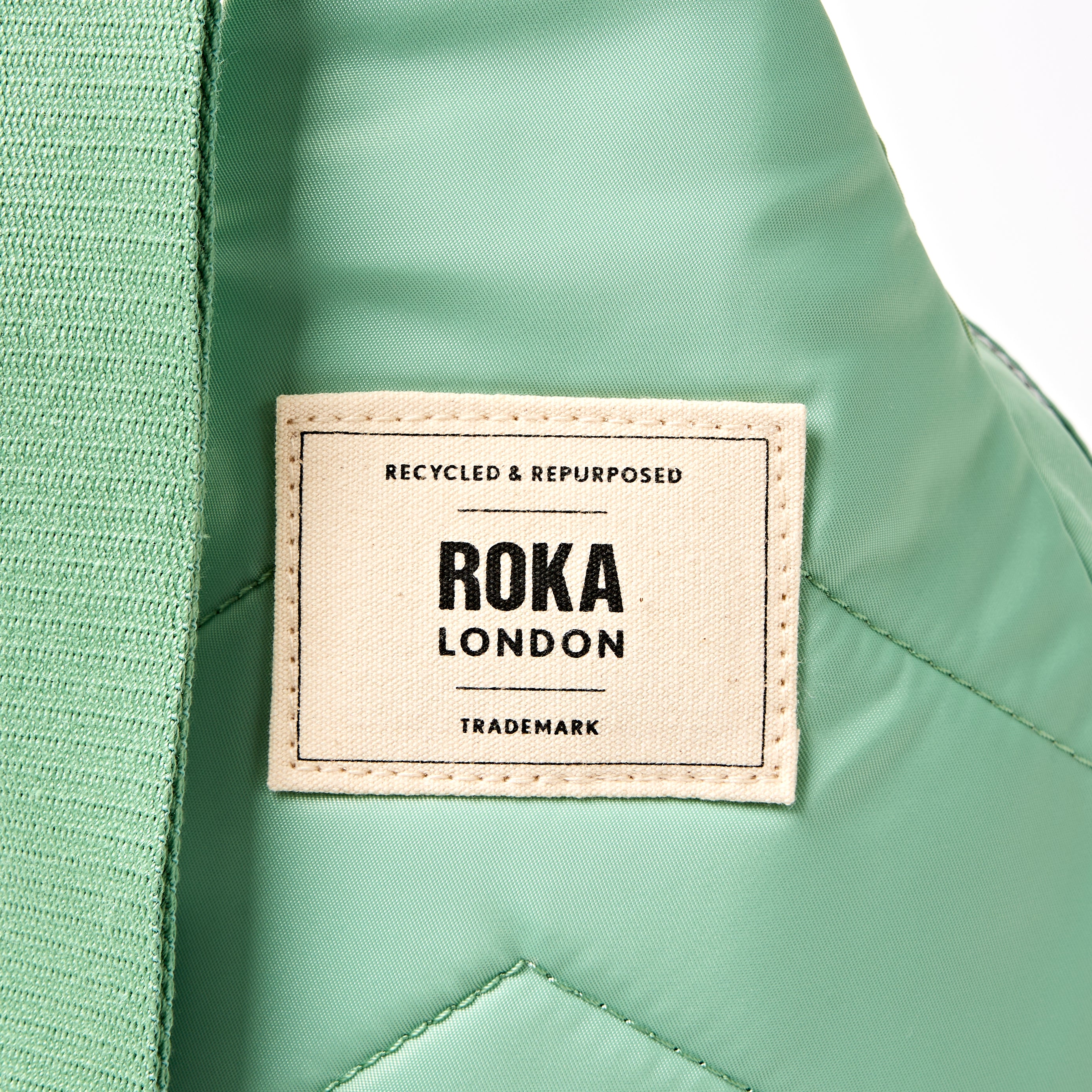 Roka London Willesden slingveske green tonal large 5 liter