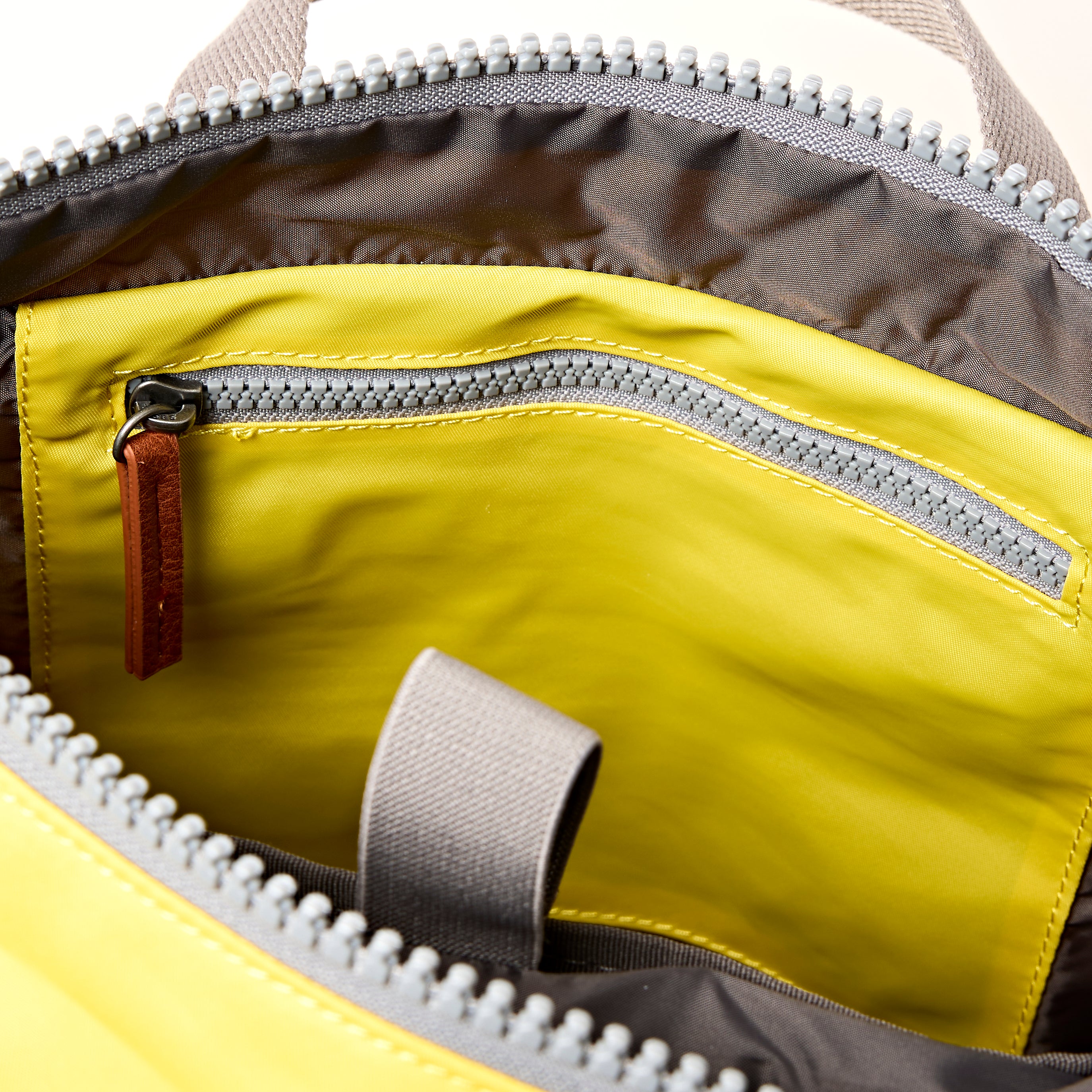 Roka London Canfield Roll Top ryggsekk passion fruit 16,4L