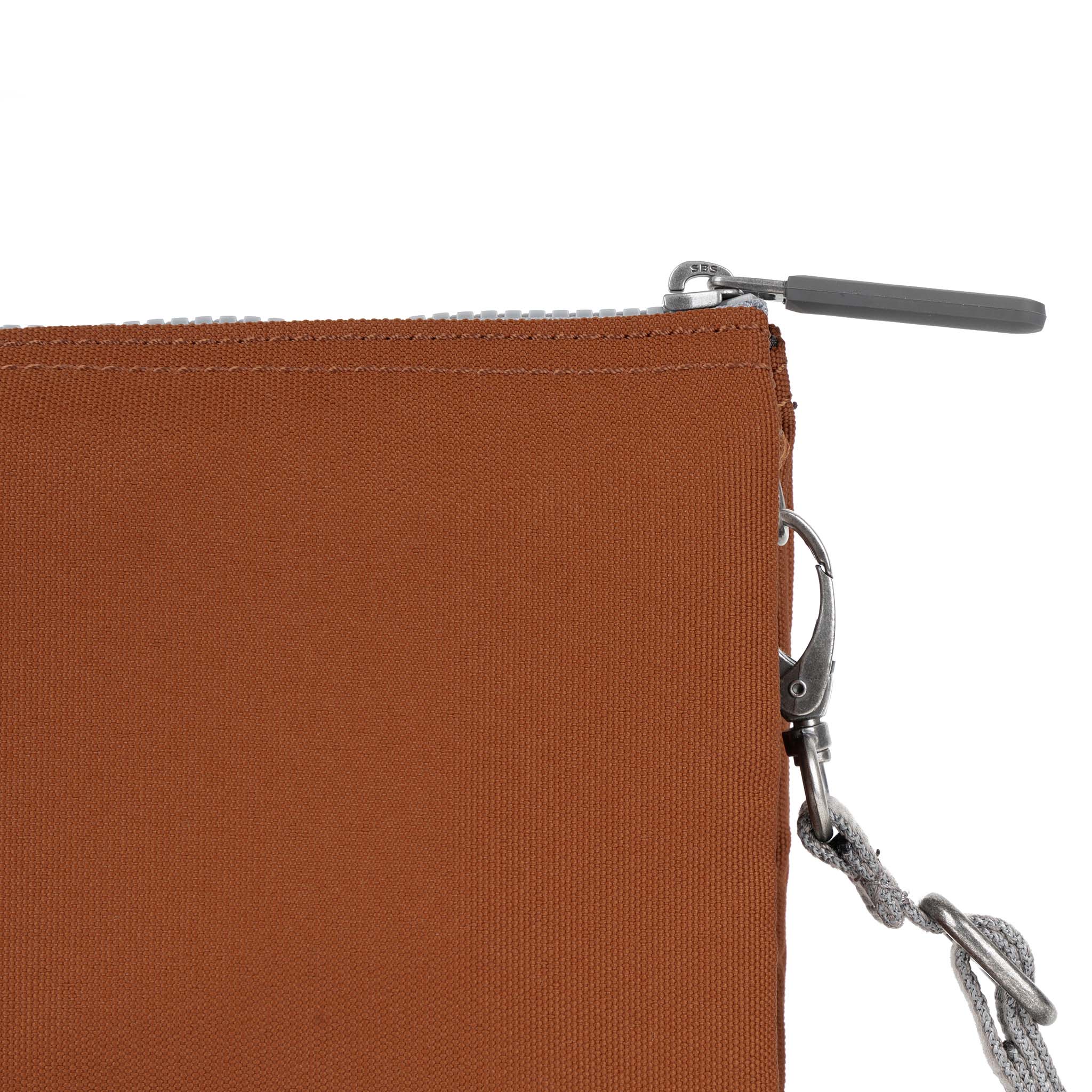 Roka London Carnaby XL crossbody veske 0,5 liter bran