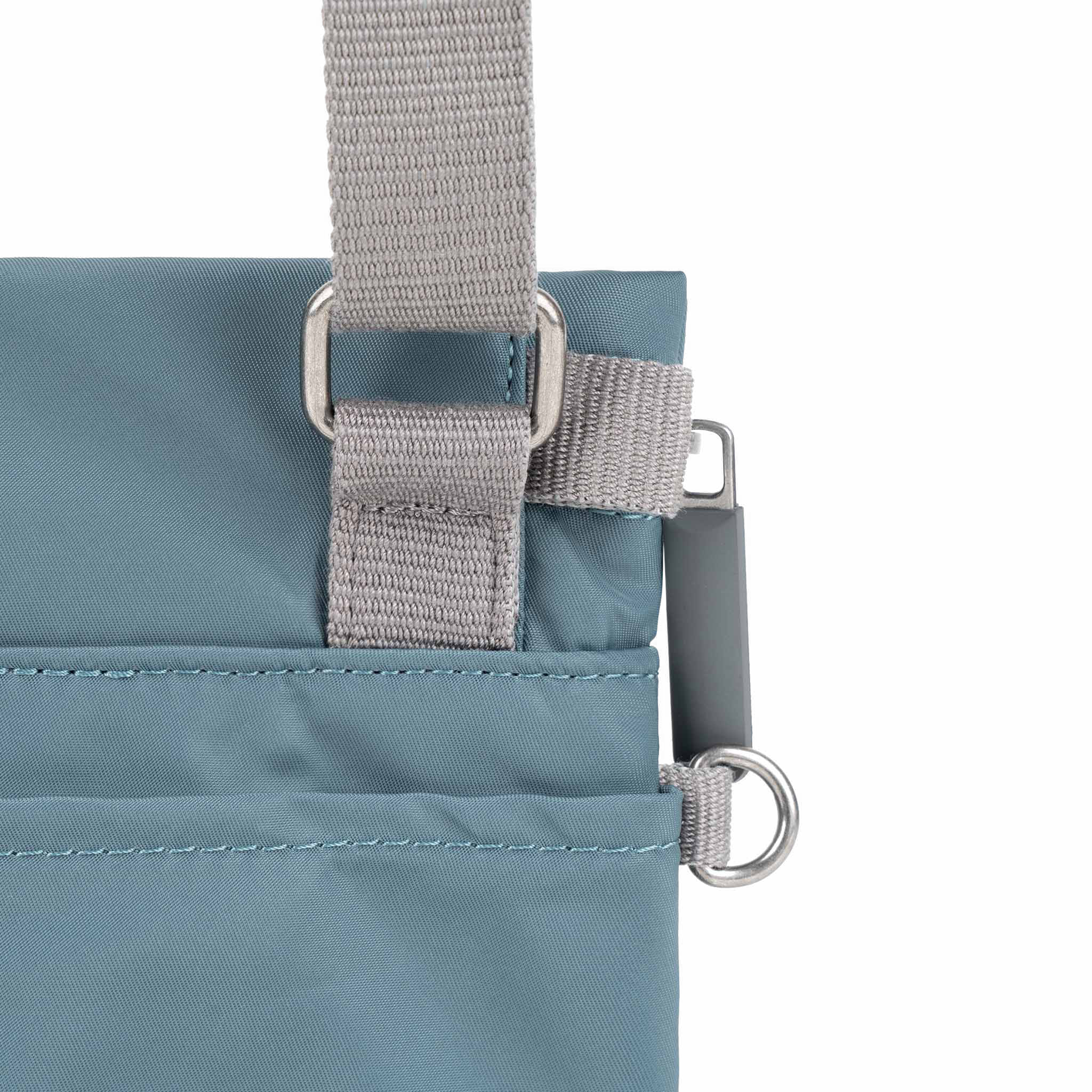 Roka London Stratford Small crossbody veske airforce nylon