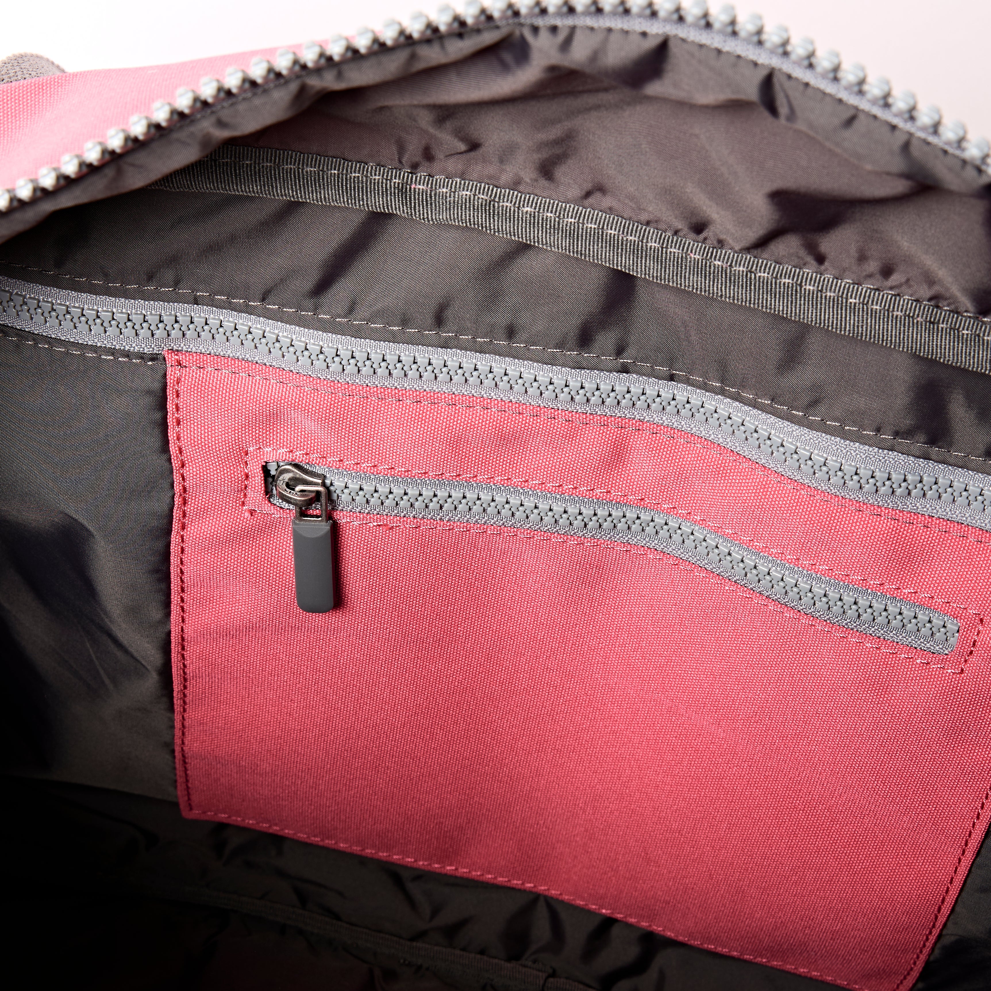 Roka London Gatwick duffelbag Pink Lemonade Small kabin