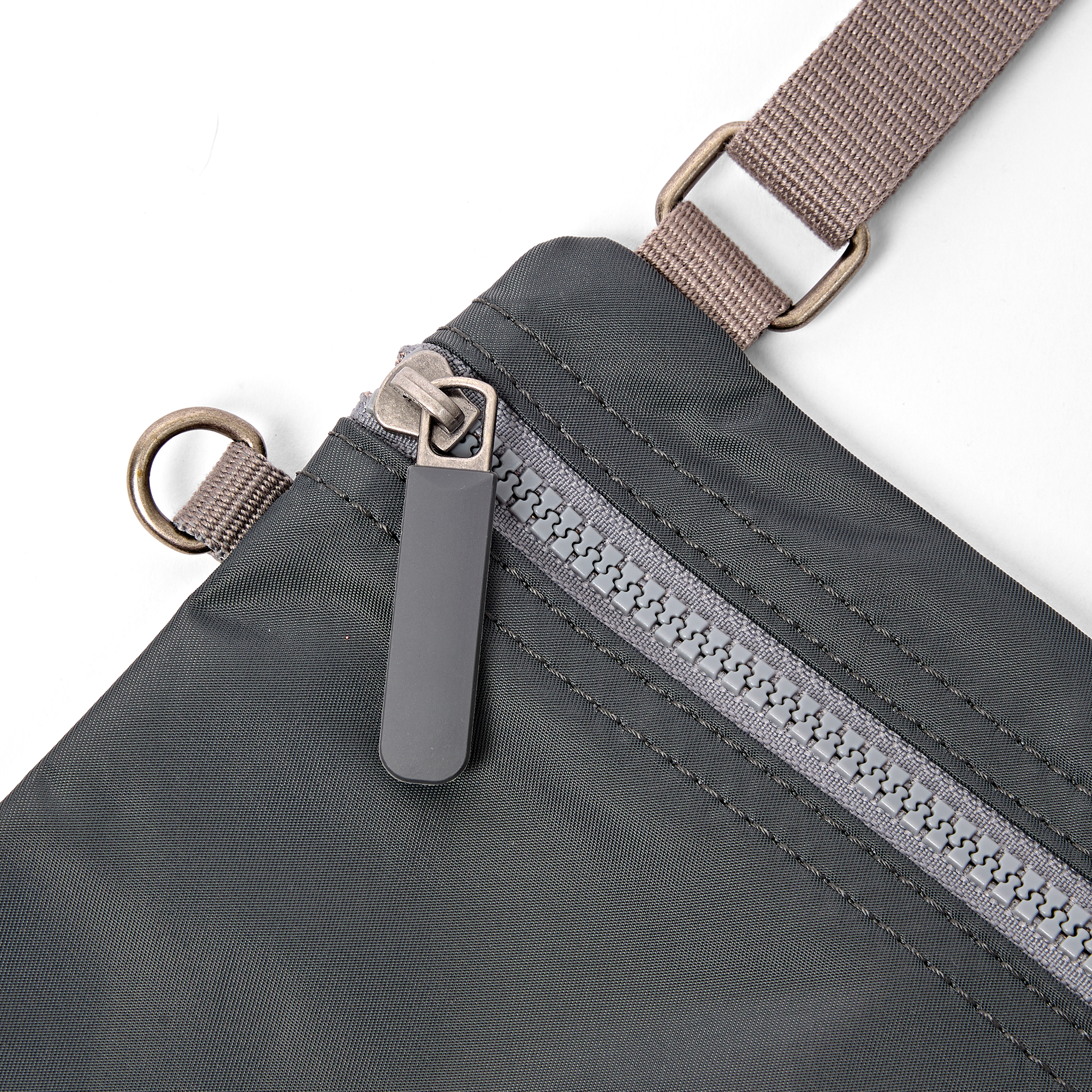 Roka London Chelsea Pocket Sling skulderveske Beluga Extra Small værbestandig