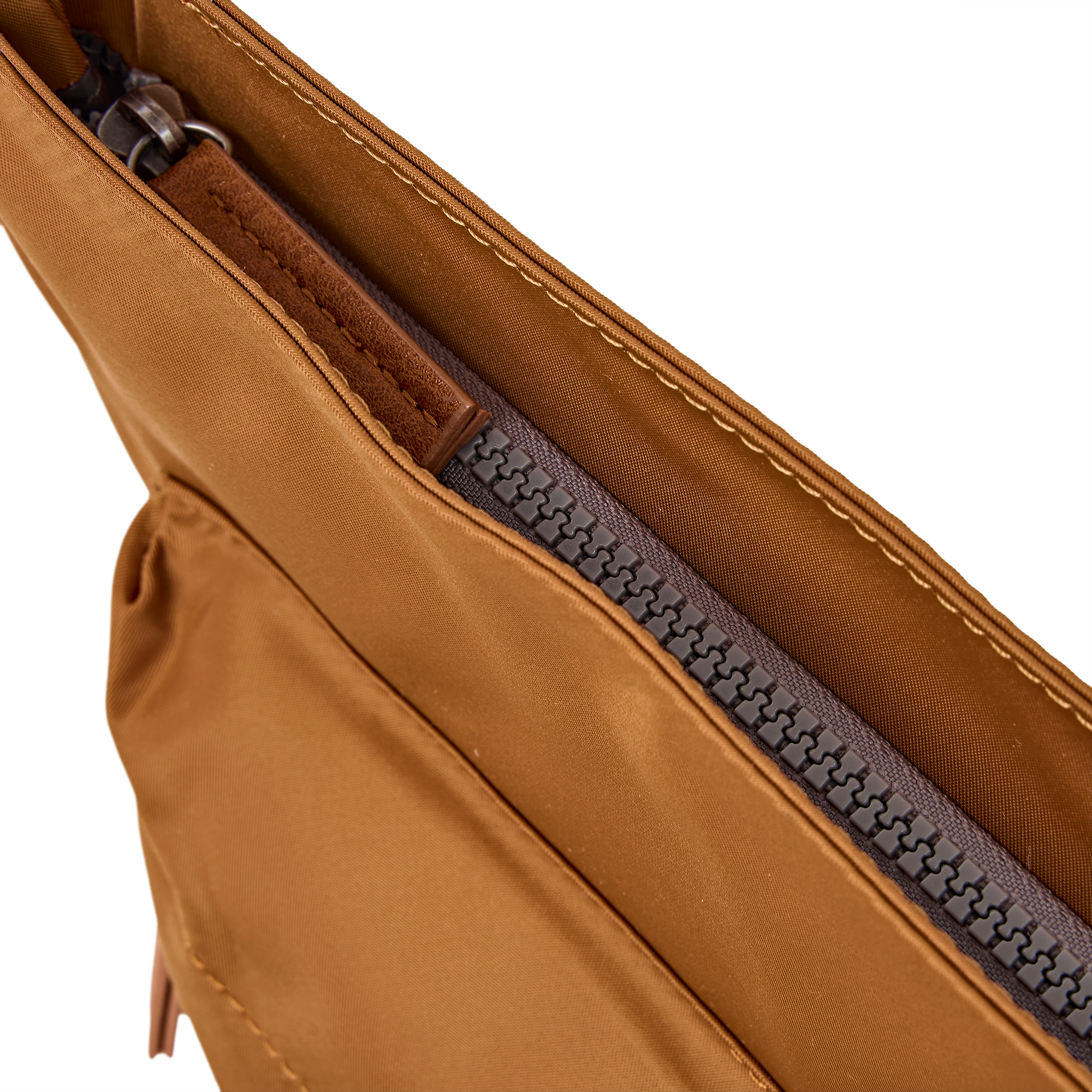 Roka London Kennington crossbody medium biscuit strukturert