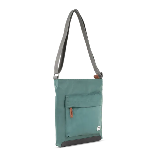 Roka London Kennington crossbody skulderveske medium salvie værbestandig