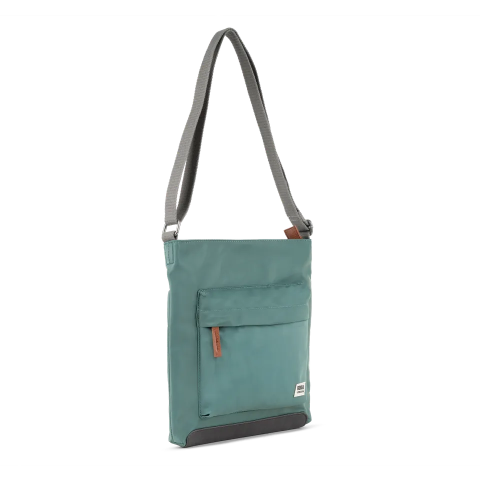 Roka London Kennington crossbody skulderveske medium salvie værbestandig