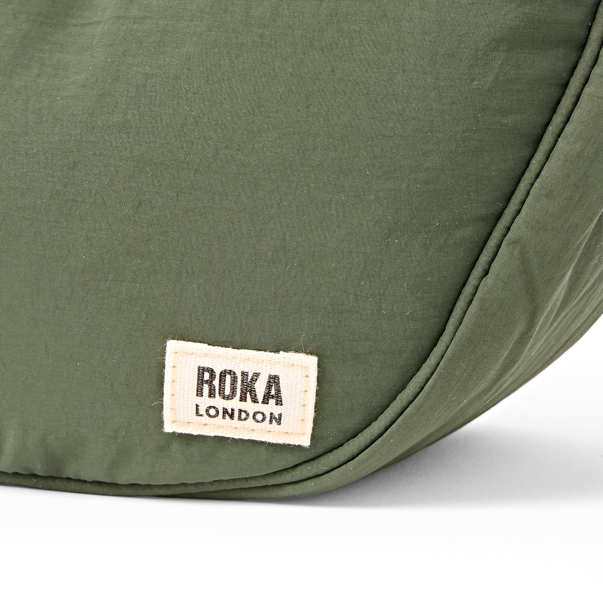 Roka London Farringdon Olive halvmåneveske Small lett