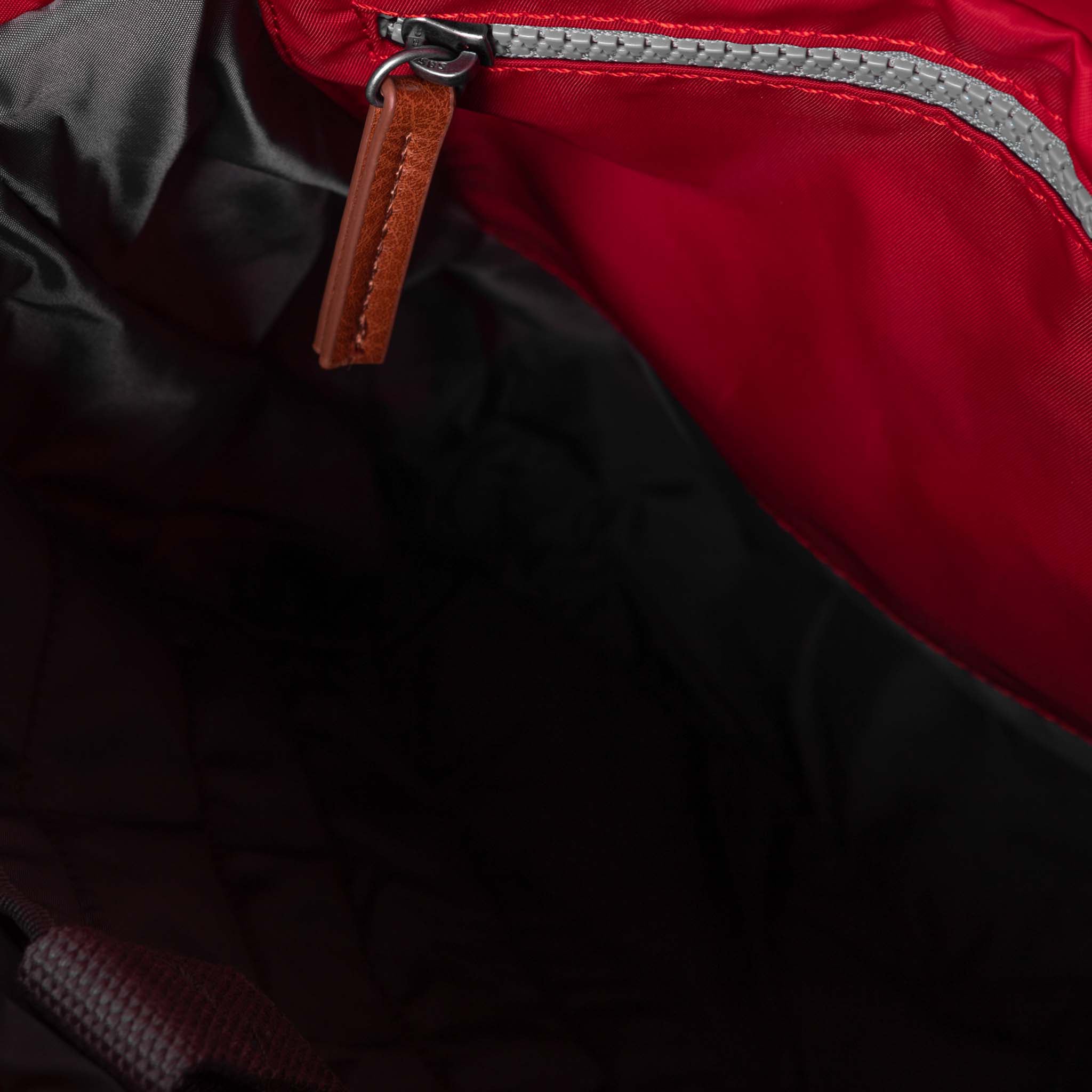Roka London Canfield ryggsekk cranberry rolltop vanntett