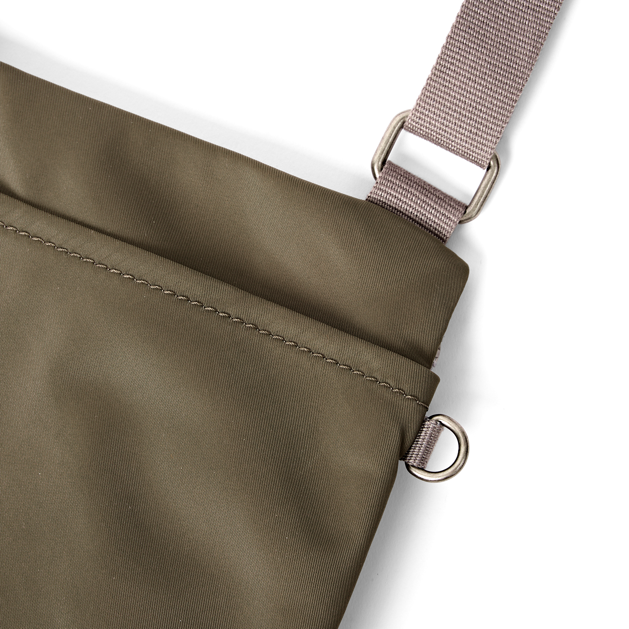 Roka London Chelsea B Crossbody veske Army Medium 0,6 L