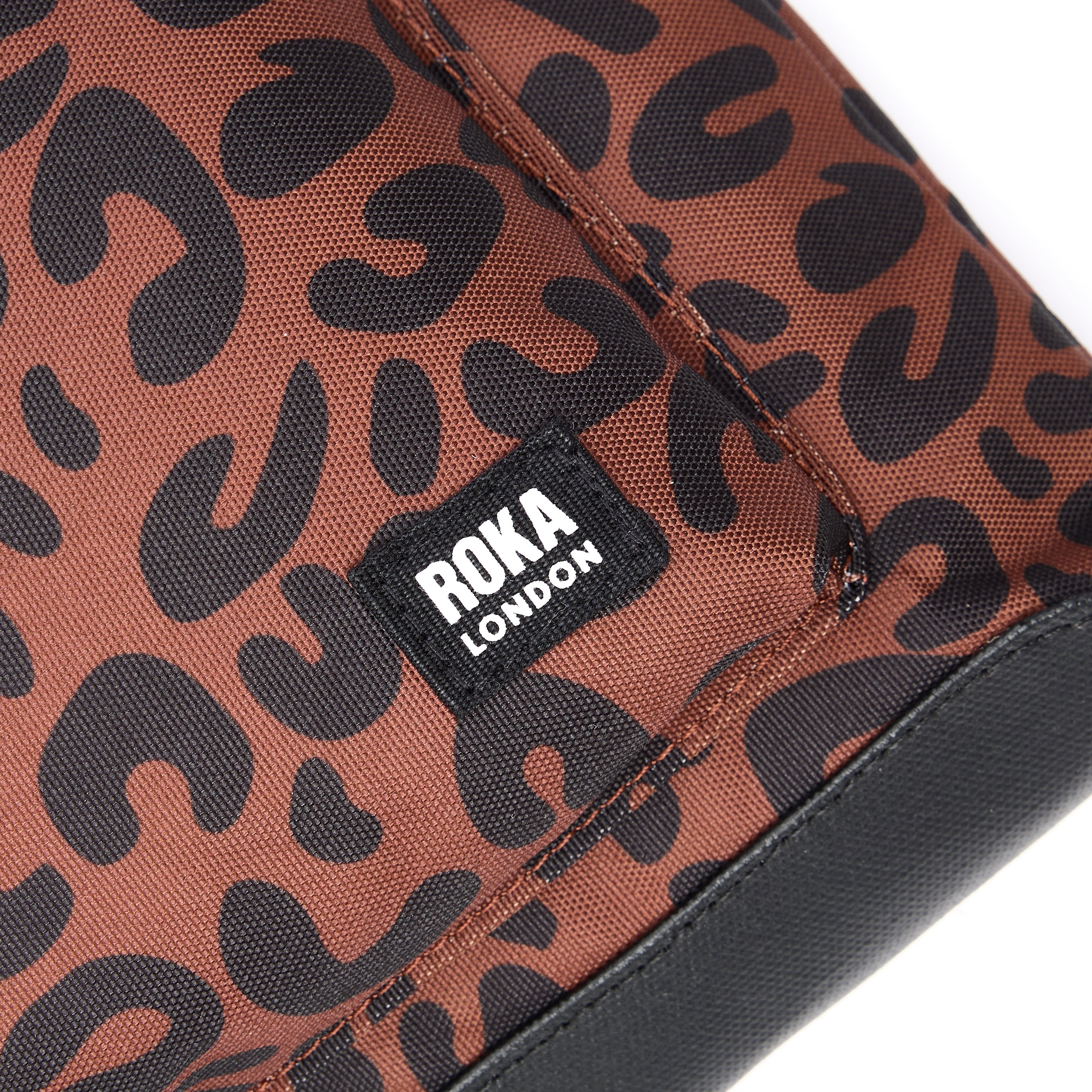 Roka London Kennington crossbody medium 2,7 liter scarlet leopard