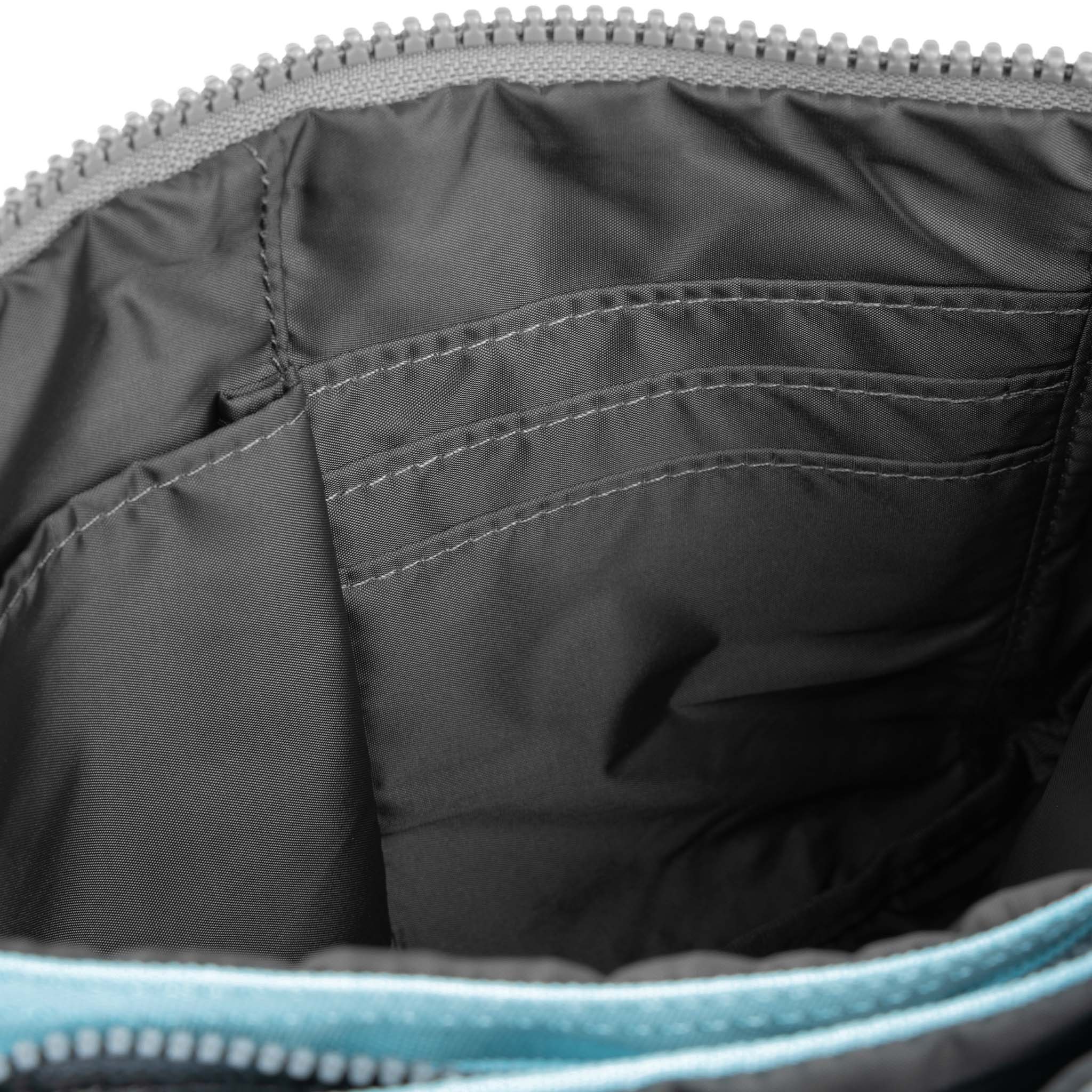Roka London Carnaby XL crossbody veske Ice vannavstøtende