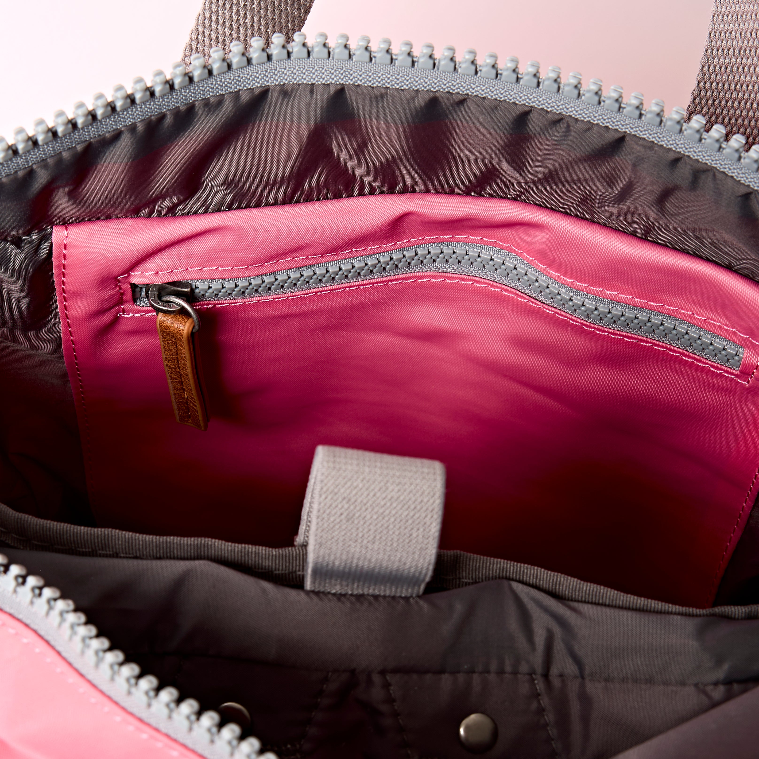 Roka London Canfield ryggsekk Pink Lemonade rulltopp 16,4L