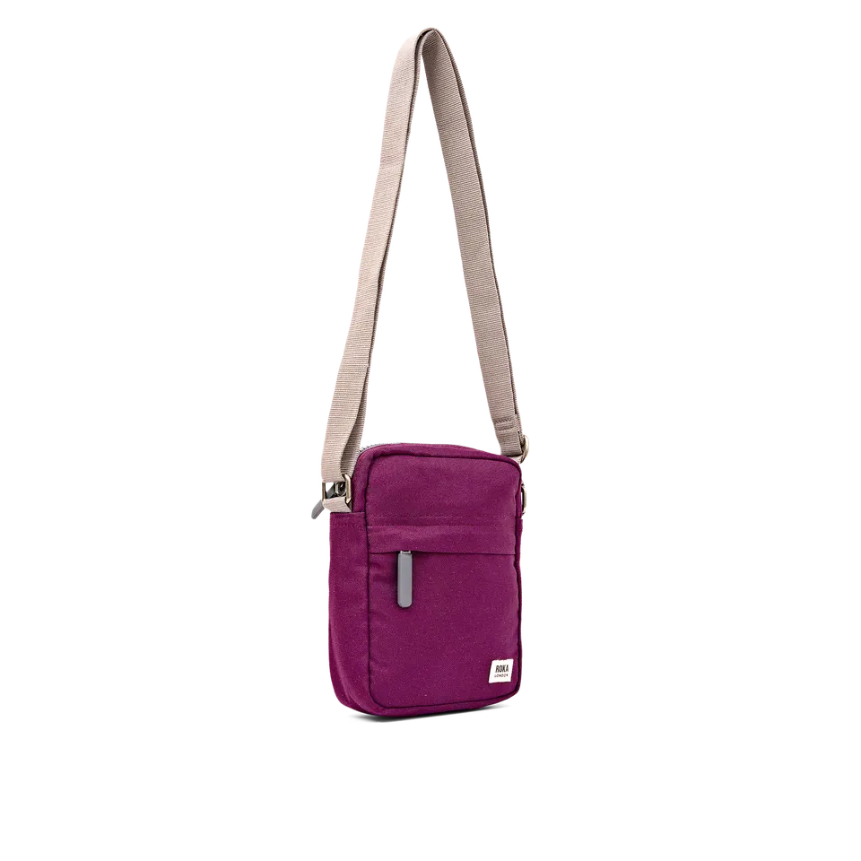 Roka London Bond Pocket crossbodyveske cherry small værbestandig