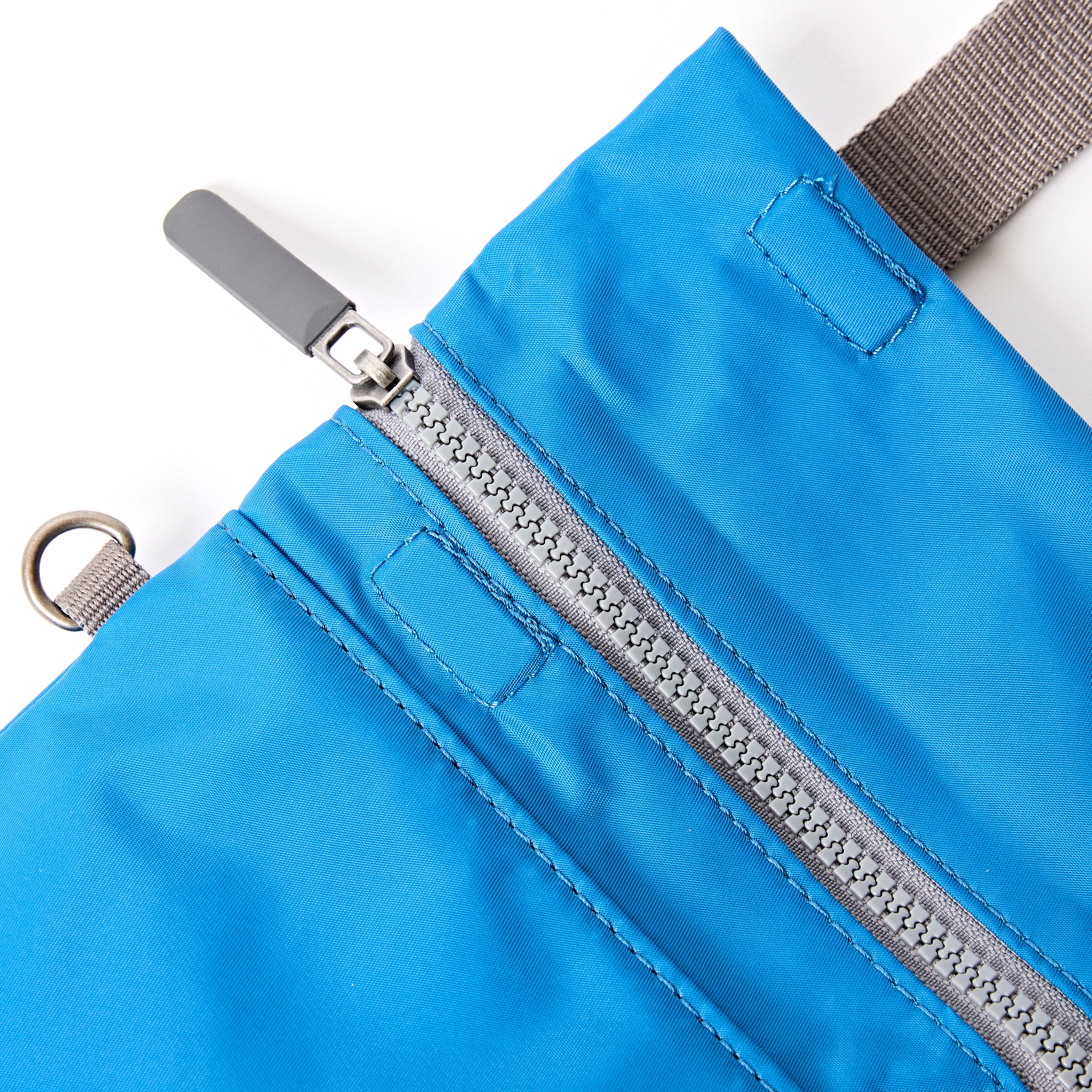 Roka London Stratford crossbody malibu blue 0,5 l